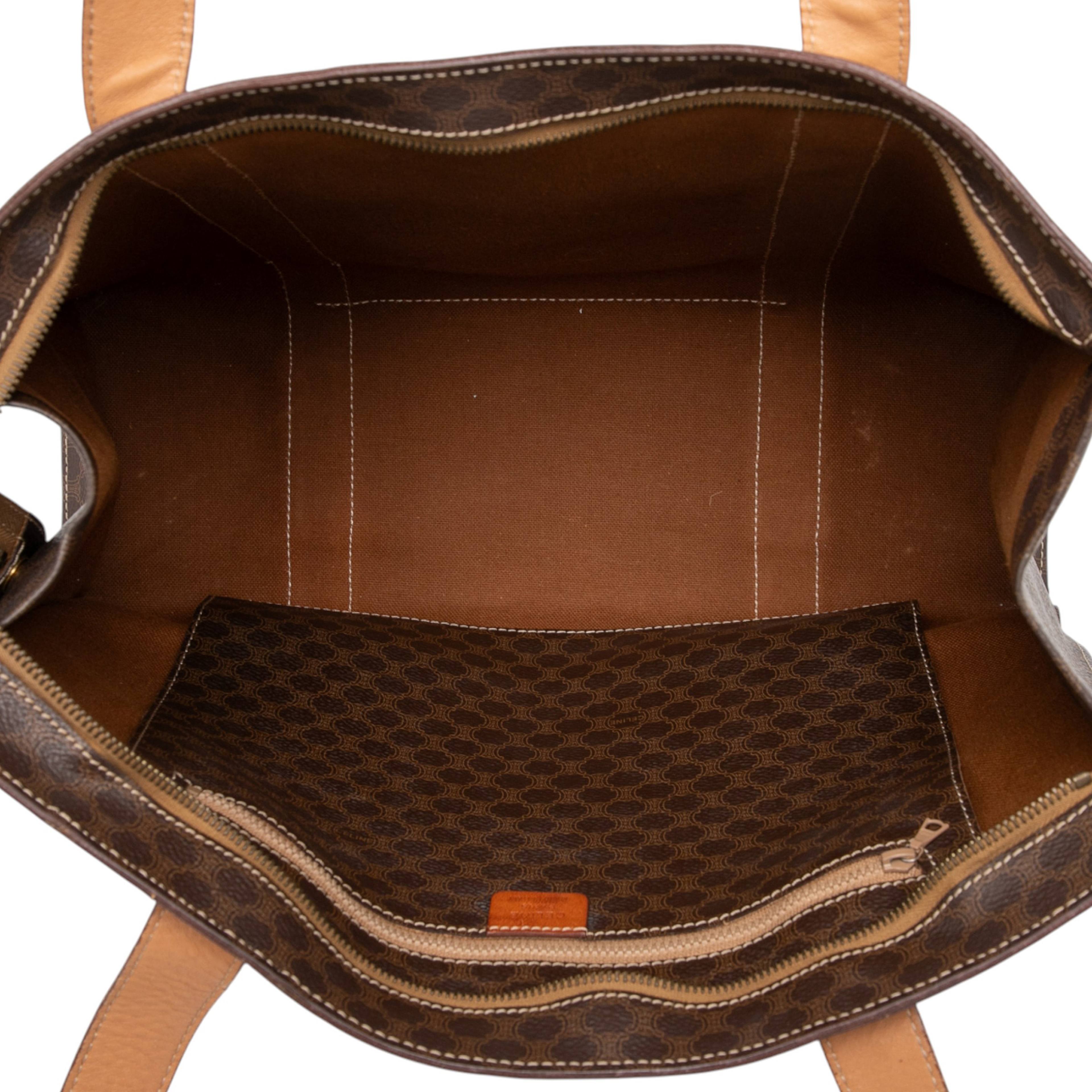 Celine Macadam Coated Canvas Tote, från Luxclusif, i färgen brown. Klicka för att öppna bilden i stort format