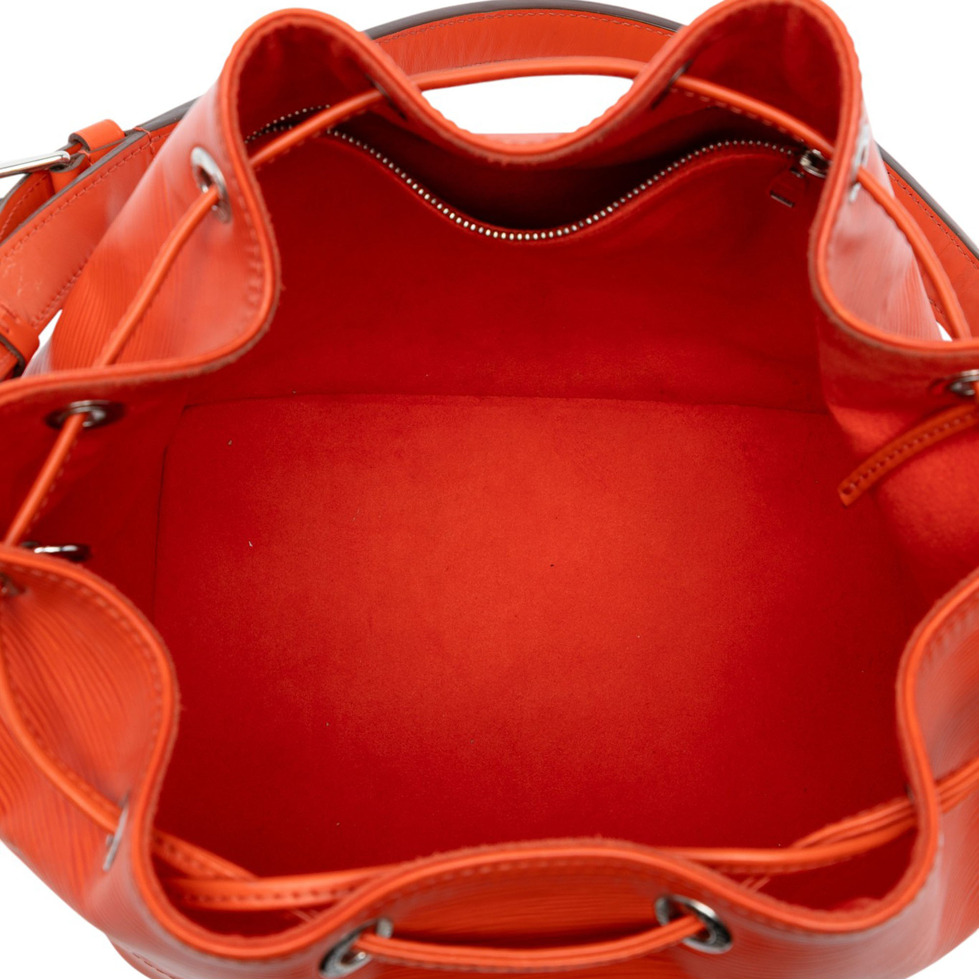 Louis Vuitton Epi Petit Noe, från Luxclusif, i färgen orange. Klicka för att öppna bilden i stort format