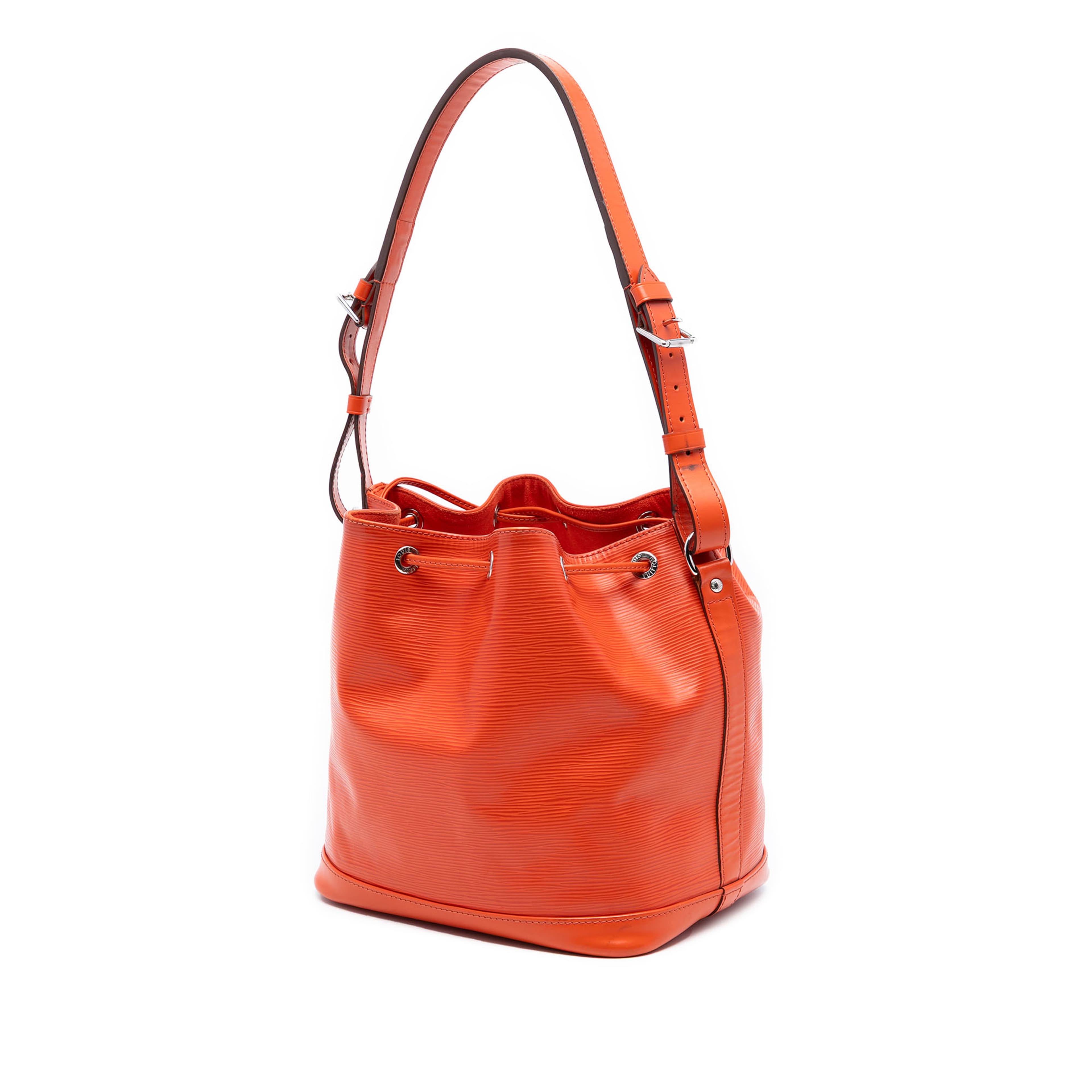 Louis Vuitton Epi Petit Noe, från Luxclusif, i färgen orange. Klicka för att öppna bilden i stort format