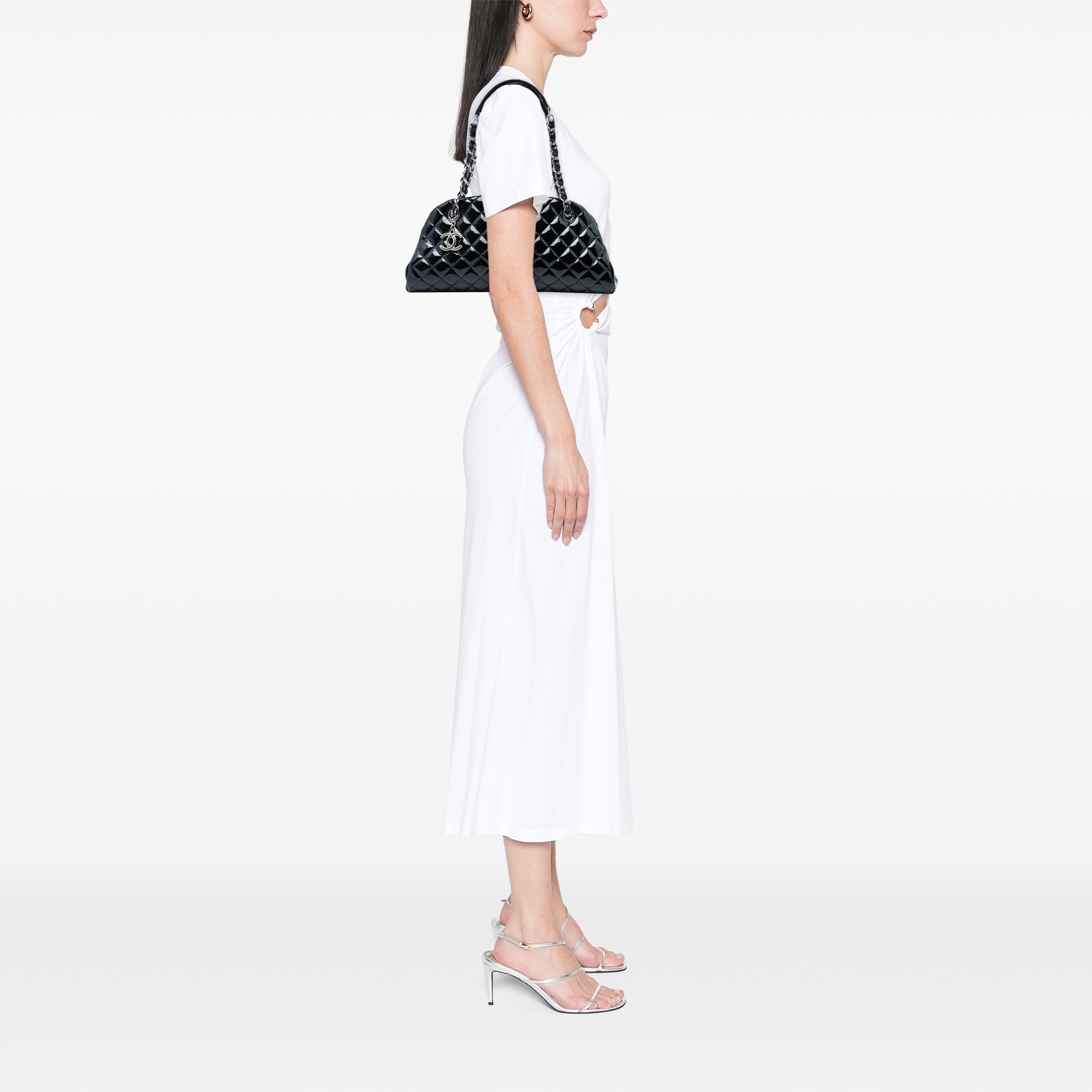 Chanel Medium Quilted Patent Just Mademoiselle Bowling Bag, från Luxclusif, i färgen svart. Klicka för att öppna bilden i stort format