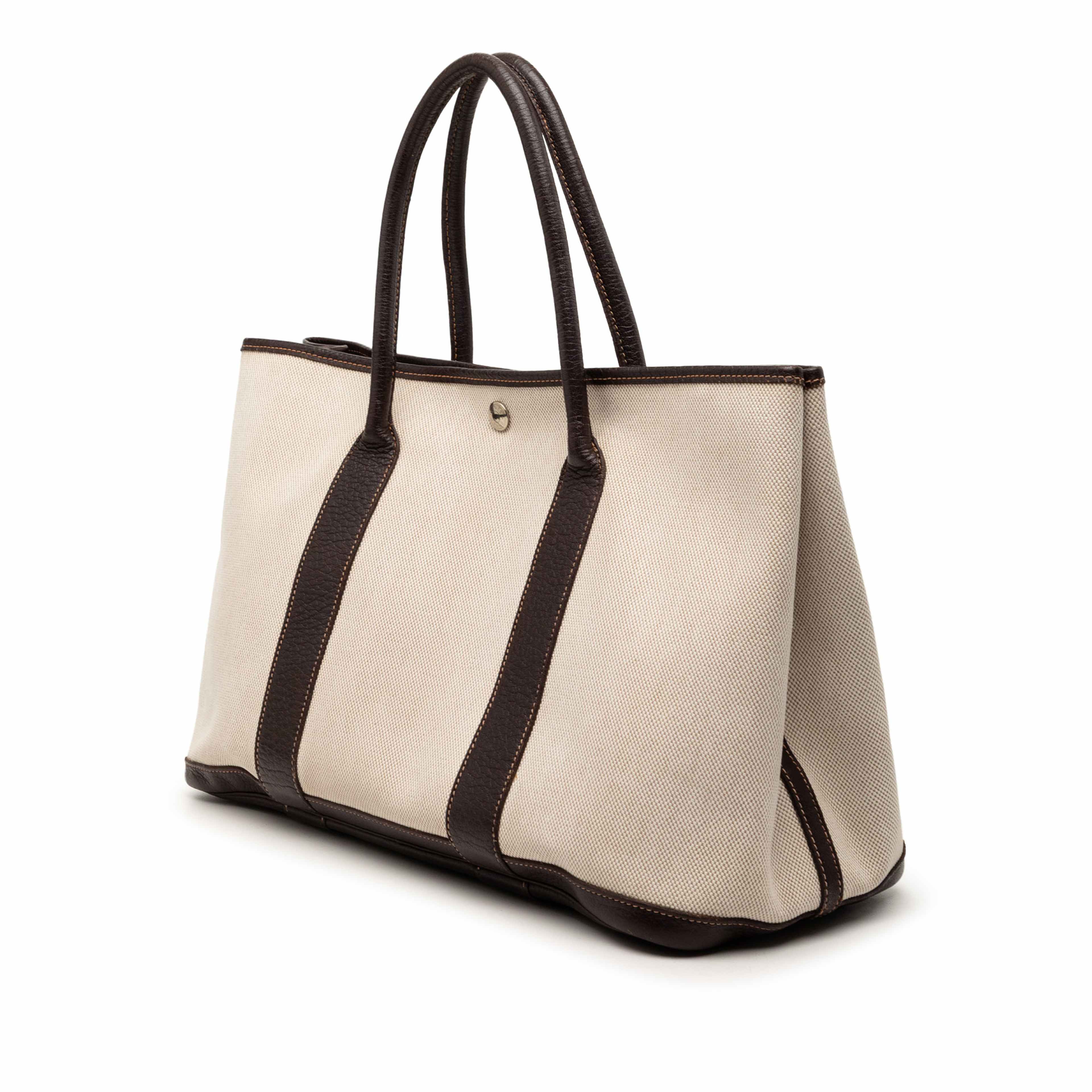 Hermès Toile And Negonda Garden Party 36, från Luxclusif, i färgen beige. Klicka för att öppna bilden i stort format