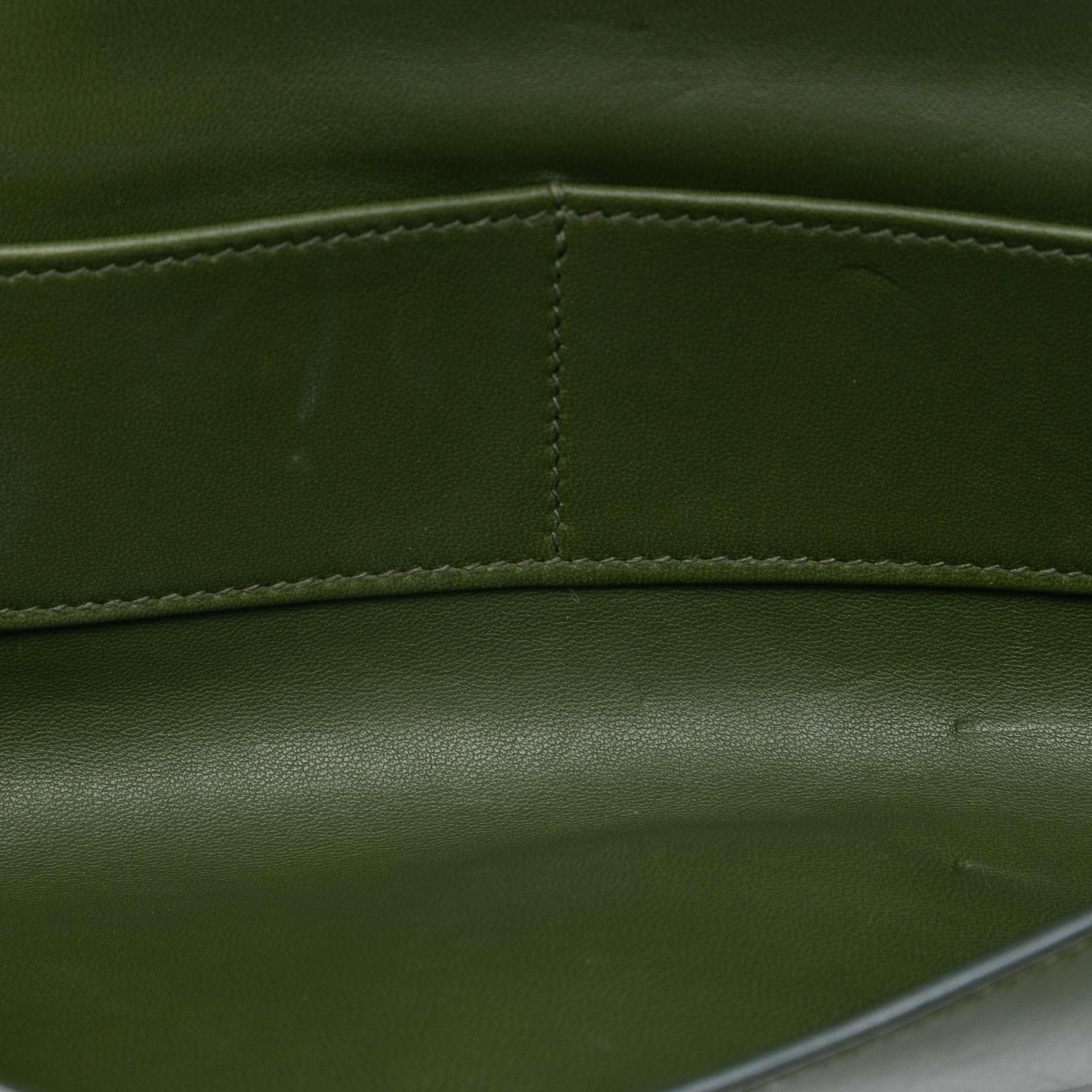 Hermès Tadelakt Egee Clutch, från Luxclusif, i färgen olive green. Klicka för att öppna bilden i stort format