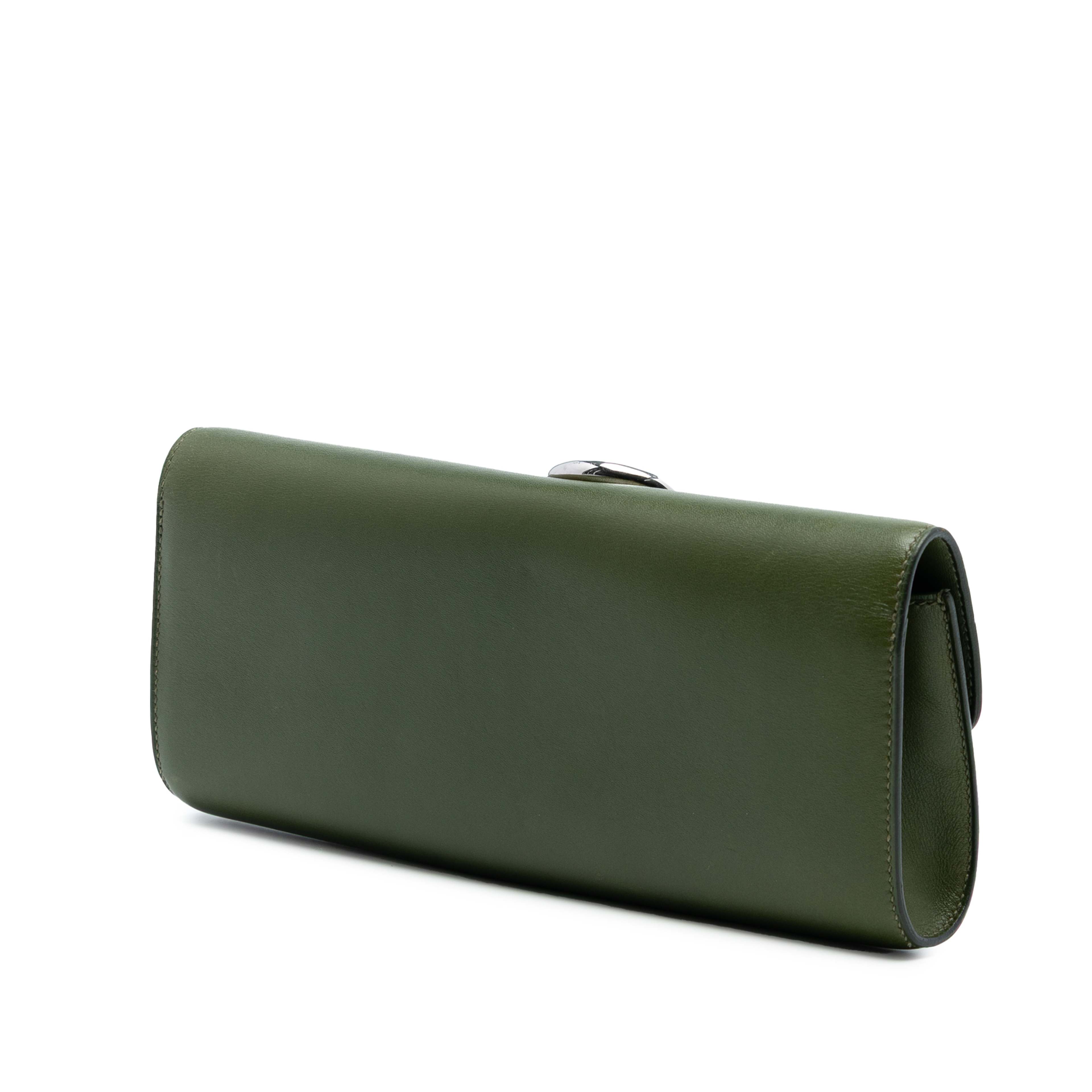 Hermès Tadelakt Egee Clutch, från Luxclusif, i färgen olive green. Klicka för att öppna bilden i stort format