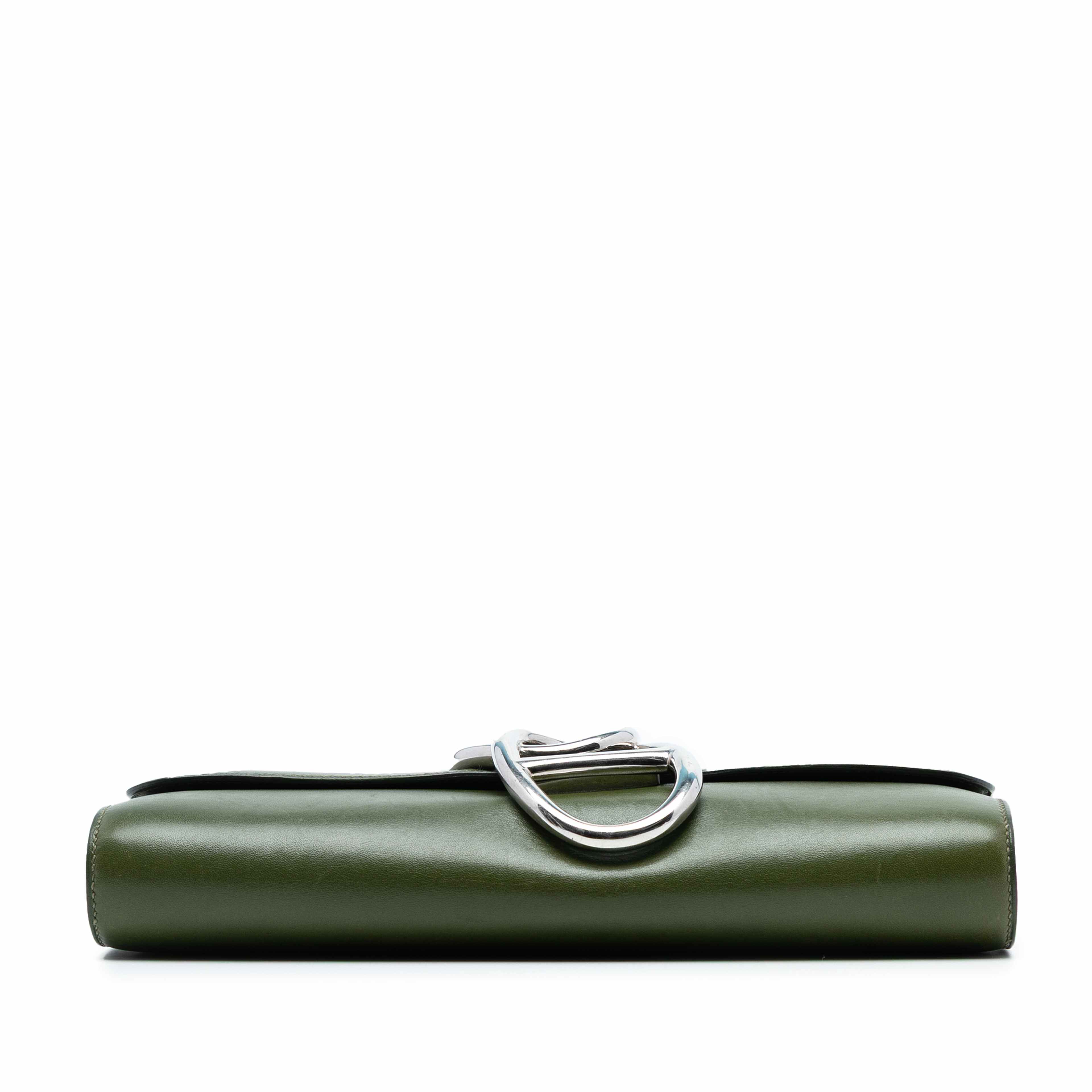 Hermès Tadelakt Egee Clutch, från Luxclusif, i färgen olive green. Klicka för att öppna bilden i stort format