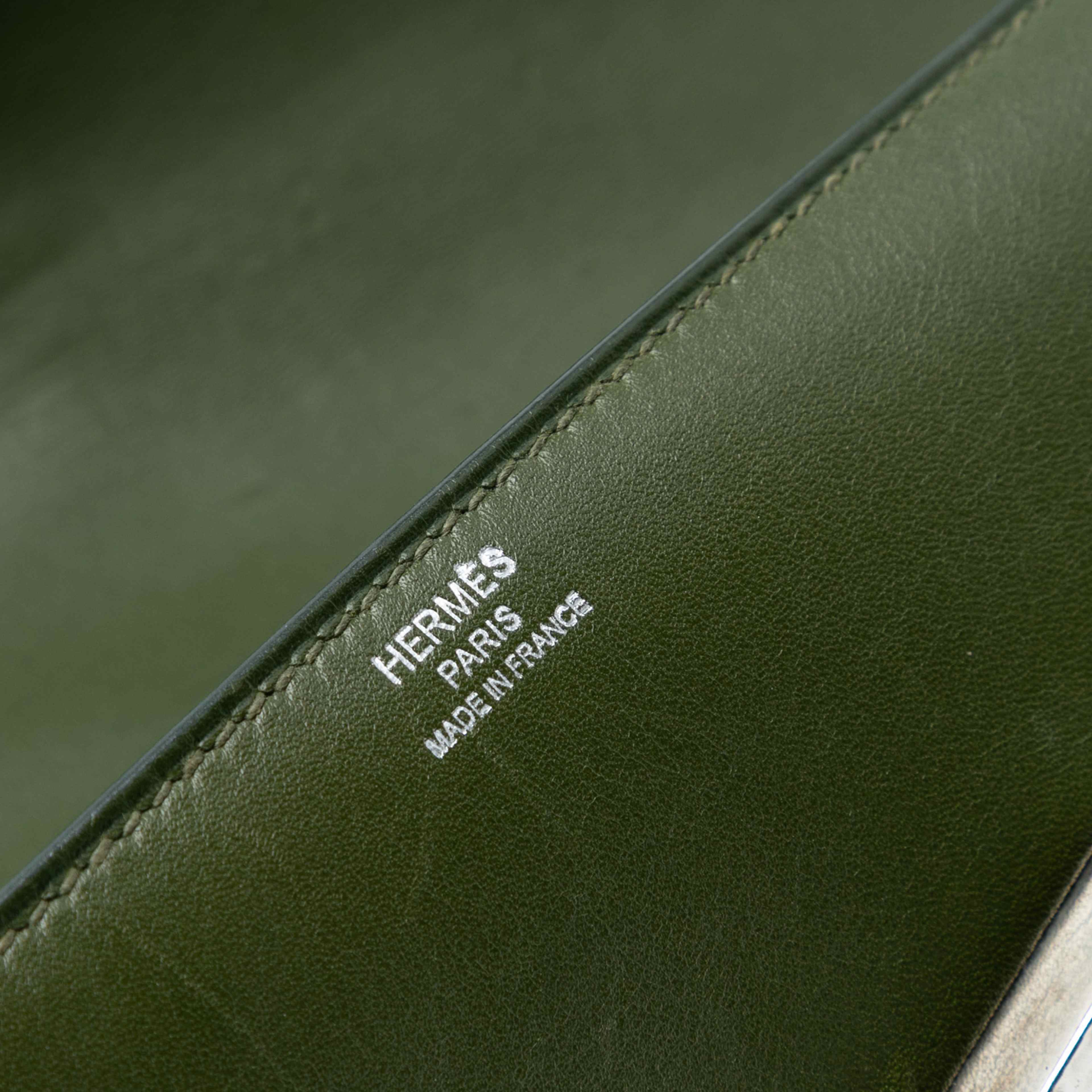 Hermès Tadelakt Egee Clutch, från Luxclusif, i färgen olive green. Klicka för att öppna bilden i stort format