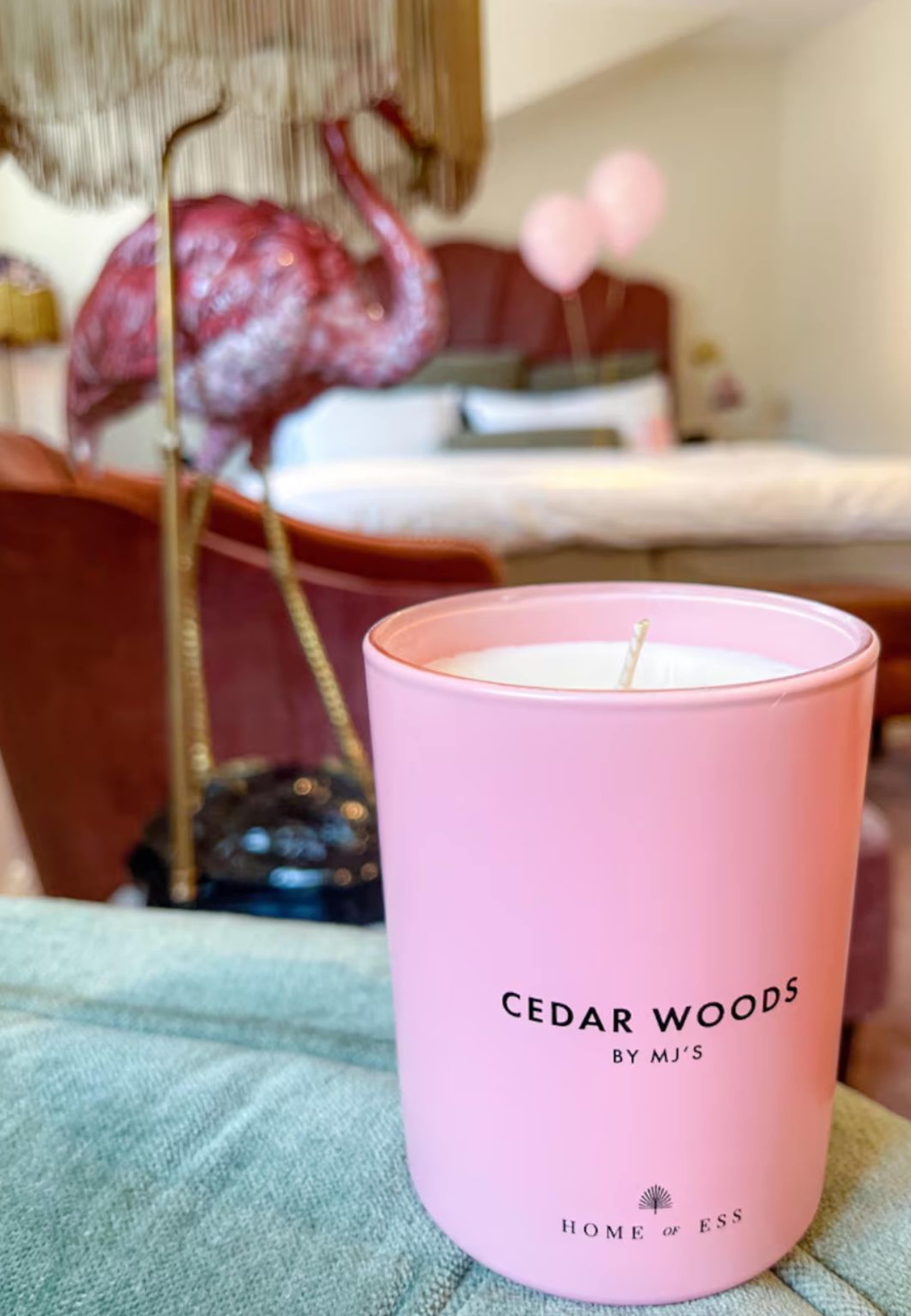 Cedar Woods By Mj’s - Doftljus, från Home of ESS, i färgen pink. Klicka för att öppna bilden i stort format