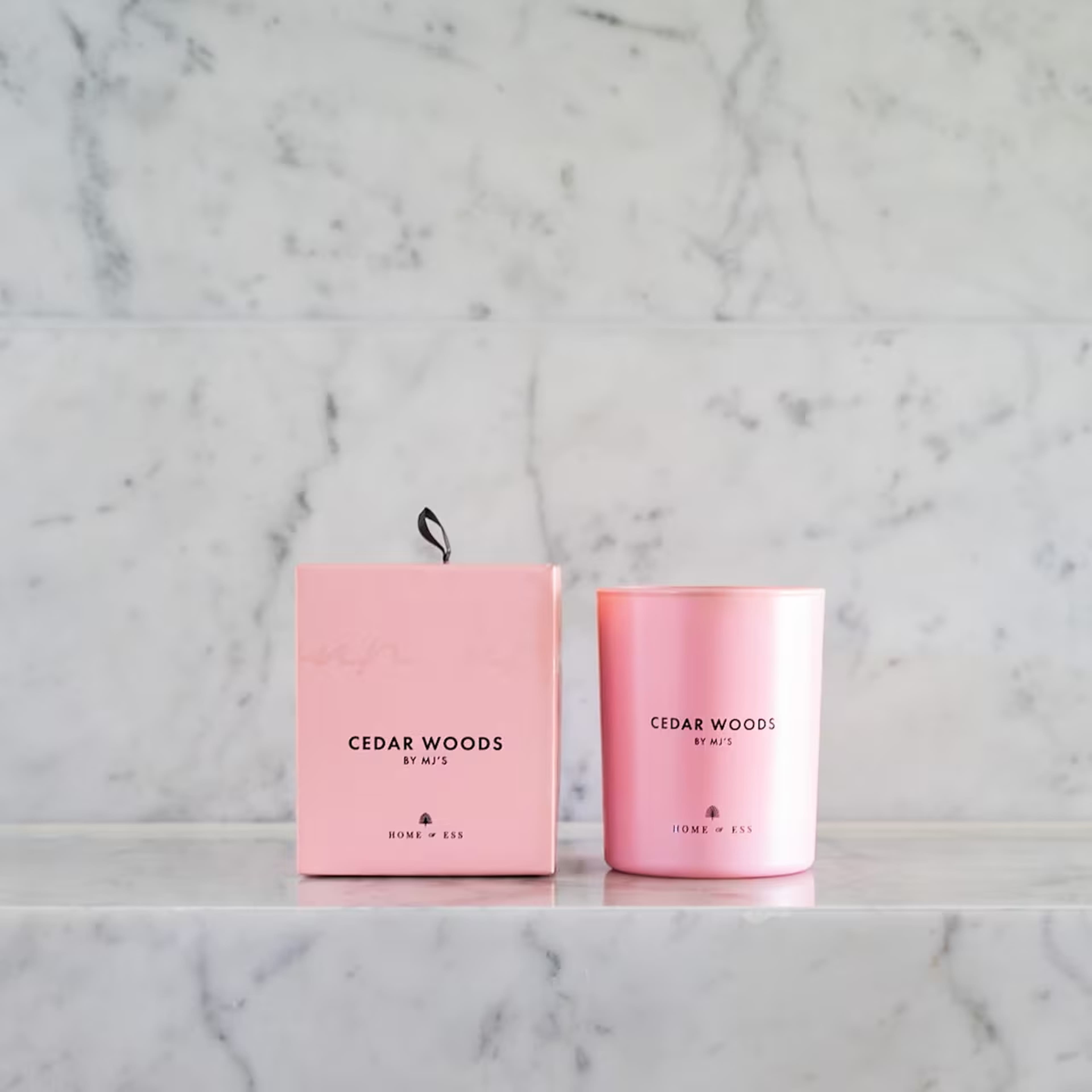 Cedar Woods By Mj’s - Doftljus, från Home of ESS, i färgen pink. Klicka för att öppna bilden i stort format