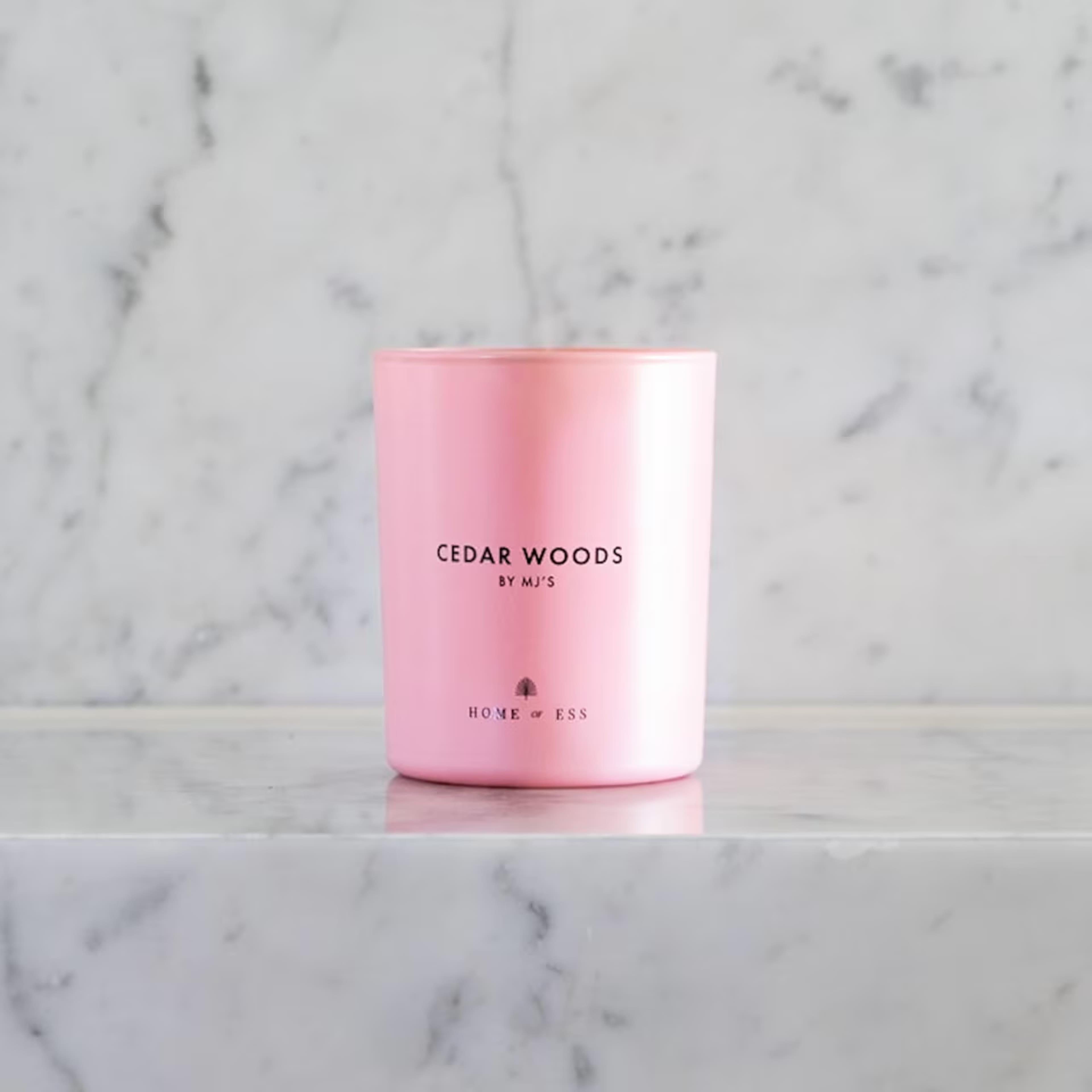 Cedar Woods By Mj’s - Doftljus, från Home of ESS, i färgen pink. Klicka för att öppna bilden i stort format