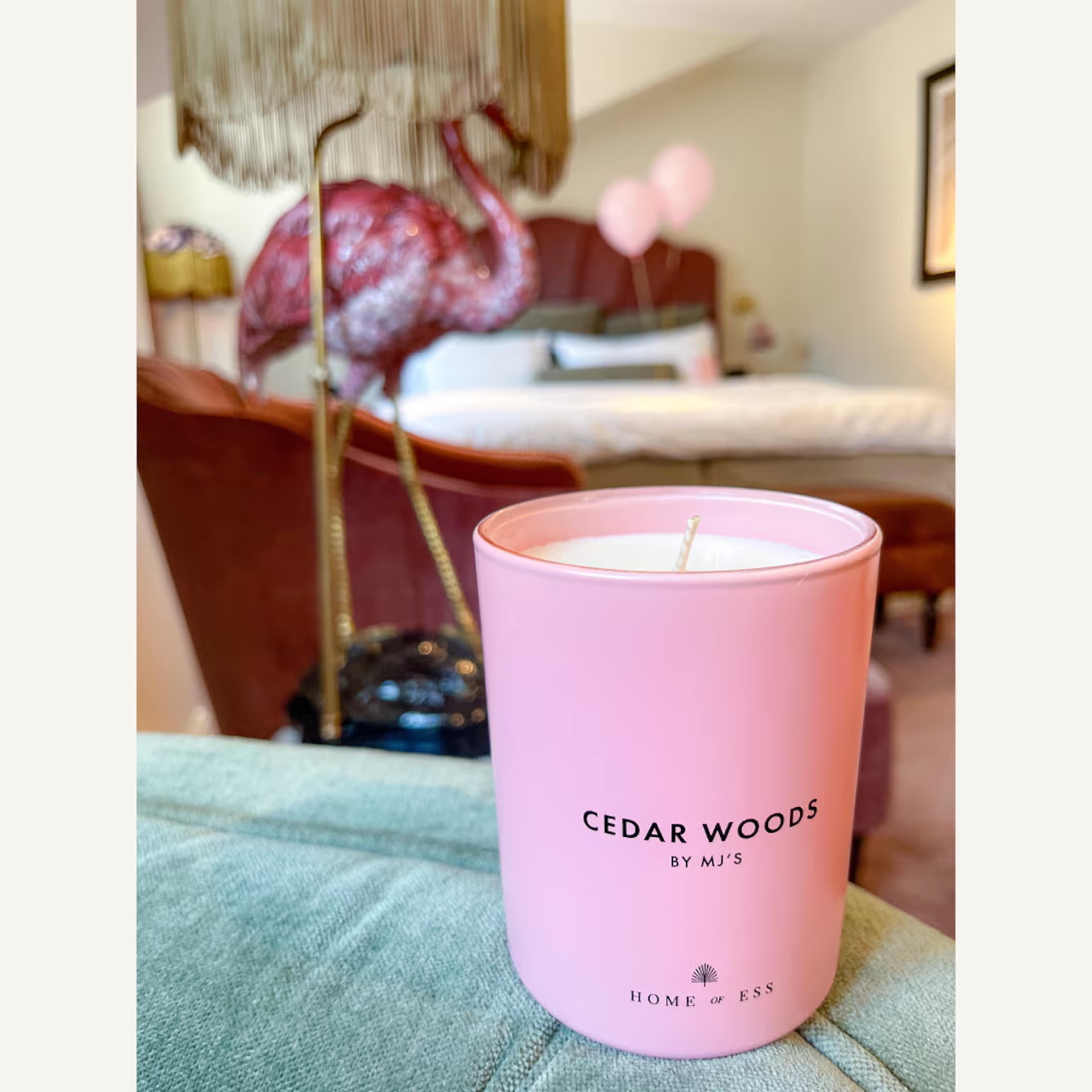 Cedar Woods By Mj’s - Doftljus, från Home of ESS, i färgen pink. Klicka för att öppna bilden i stort format