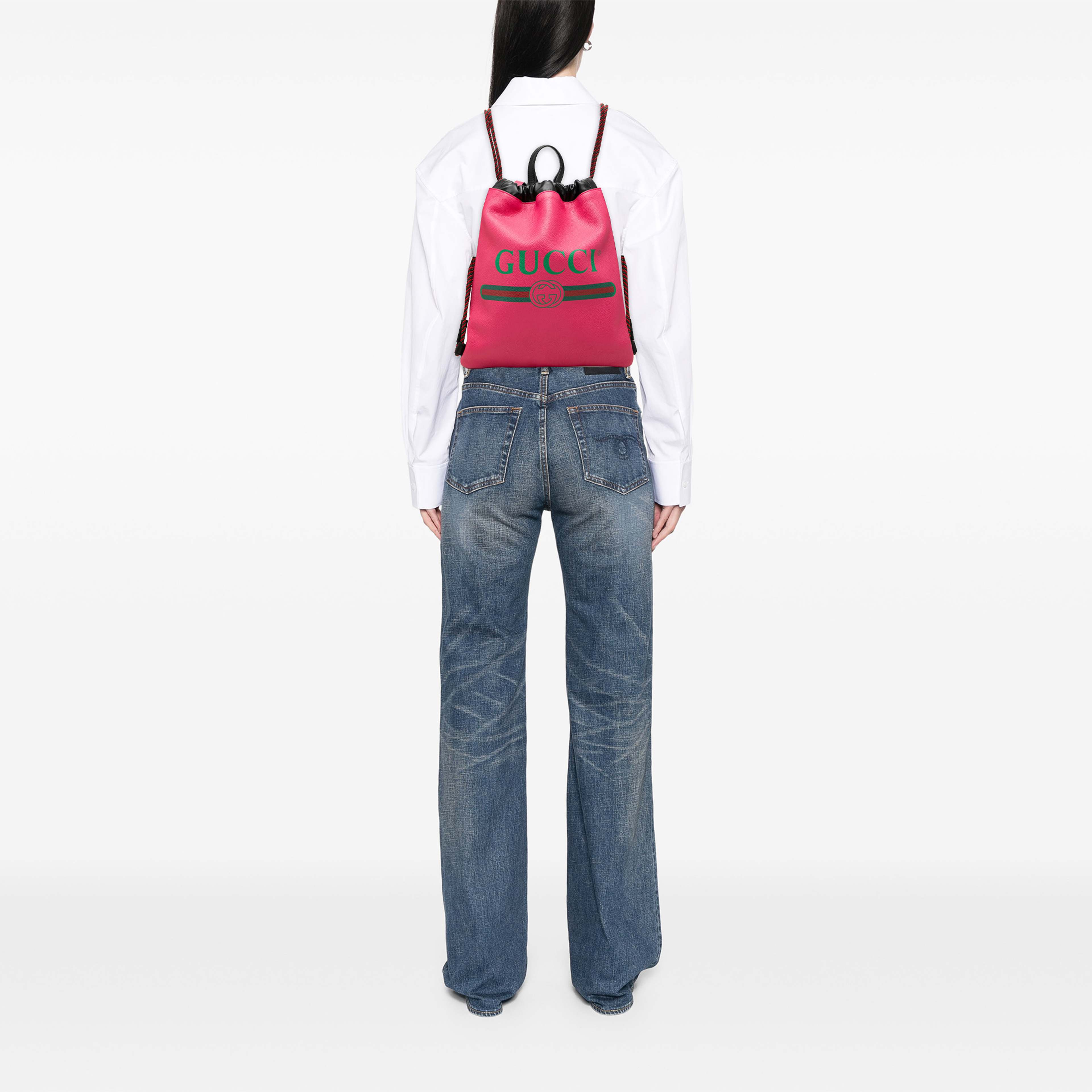 Gucci Grained Calfskin Web Logo Drawstring Backpack, från Luxclusif, i färgen rosa. Klicka för att öppna bilden i stort format