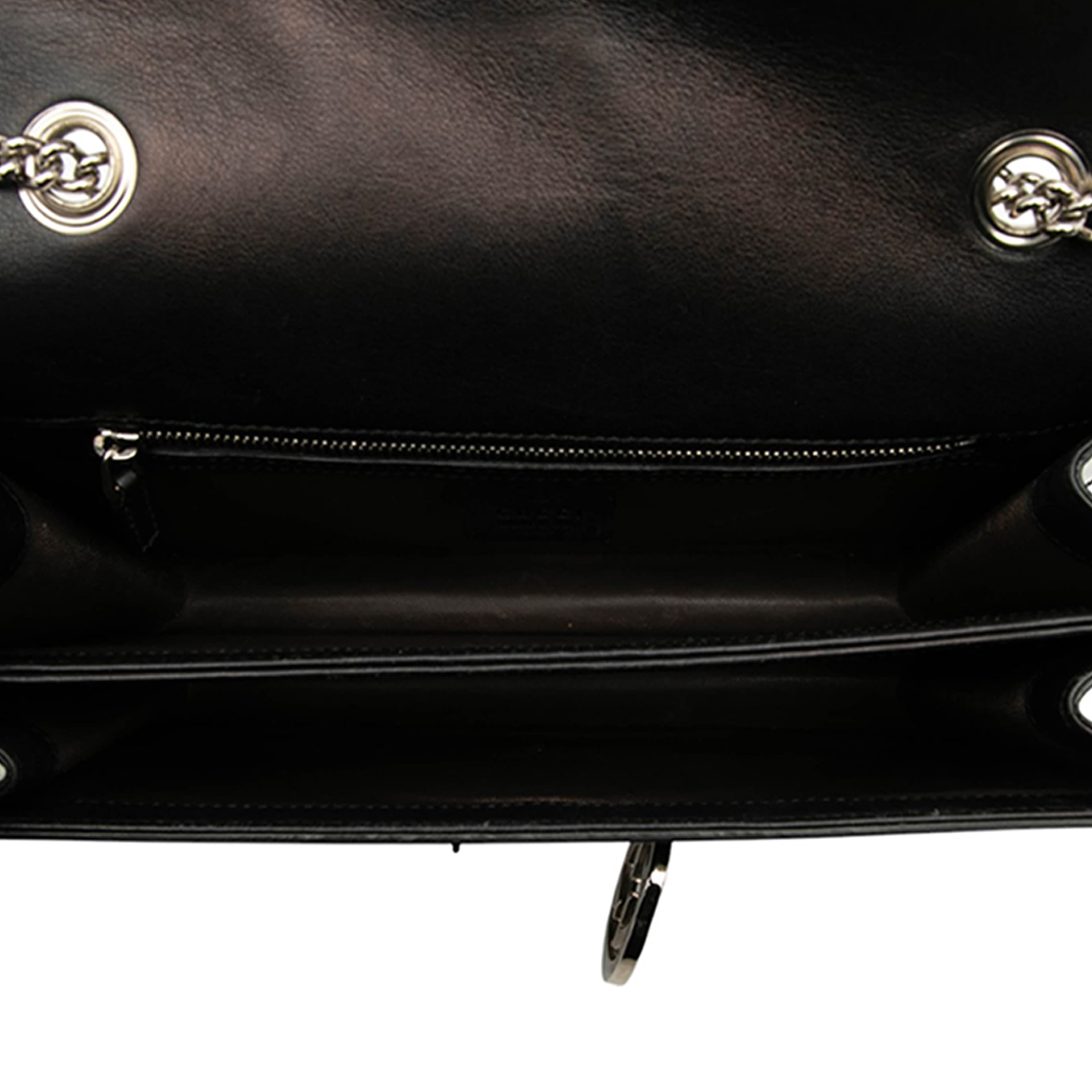 Gucci Medium Patent Dollar Interlocking G Crossbody, från Luxclusif, i färgen black. Klicka för att öppna bilden i stort format