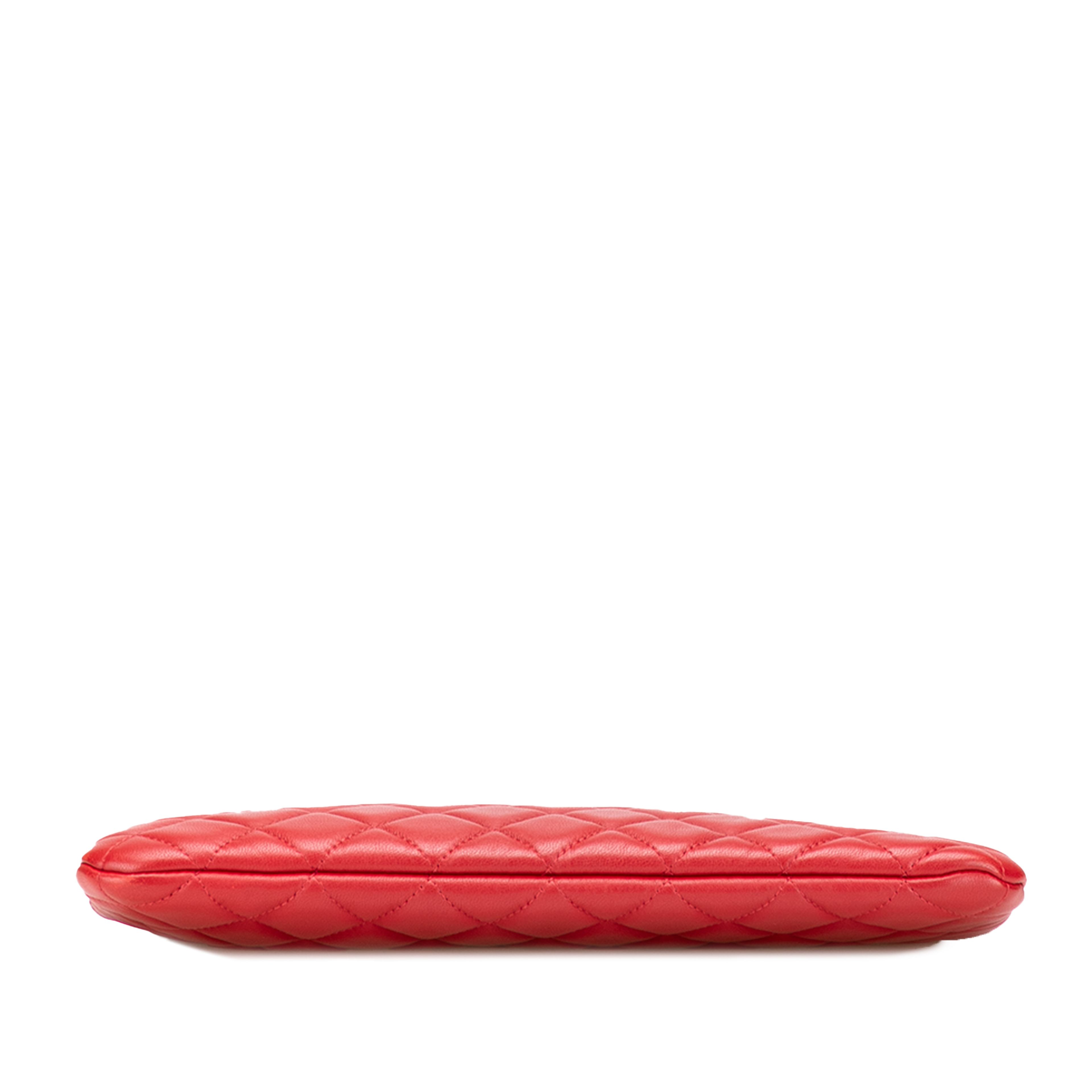 Chanel Medium Quilted Lambskin O Case Clutch, från Luxclusif, i färgen red. Klicka för att öppna bilden i stort format