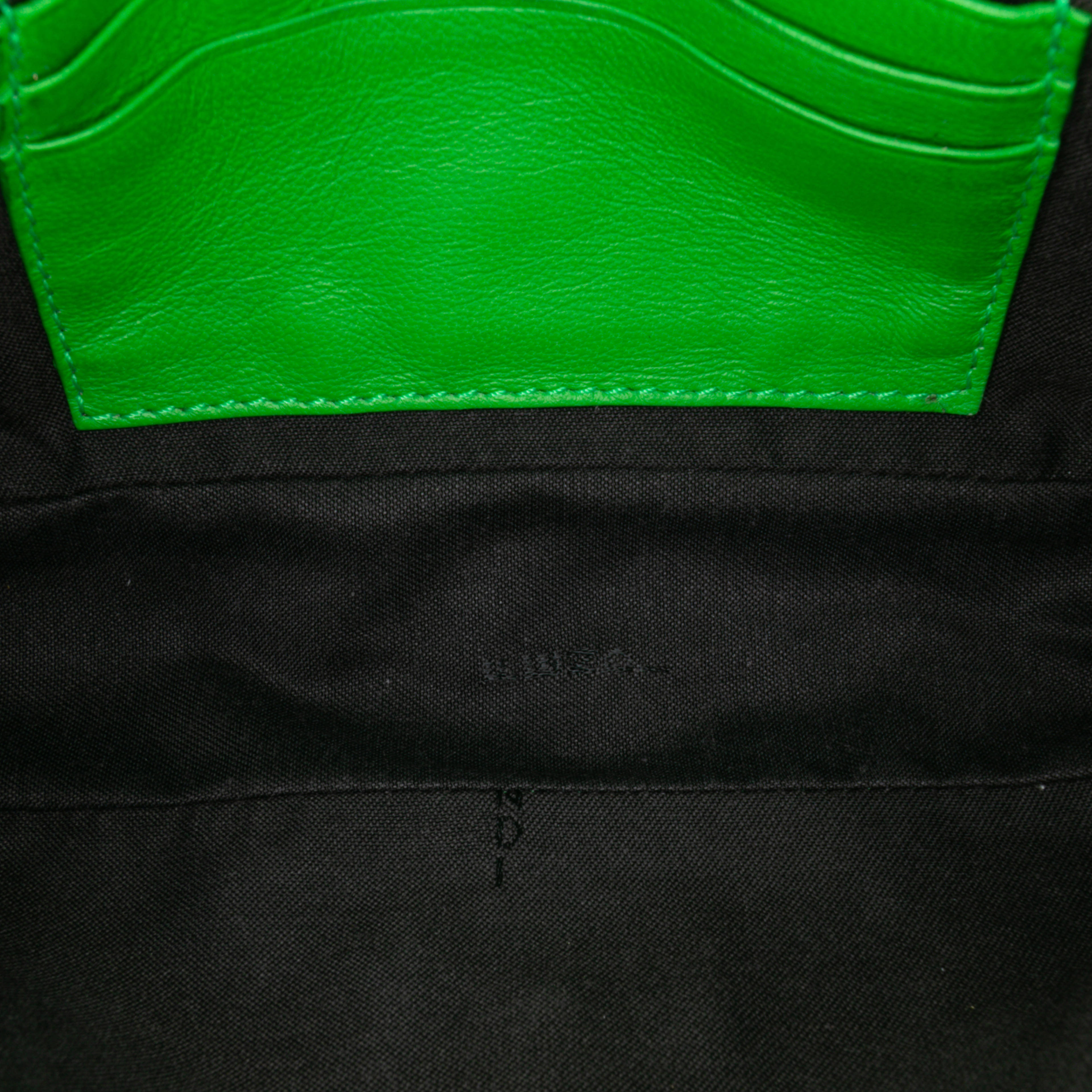 Fendi Mini Zucca Embossed Leather Baguette Satchel, från Luxclusif, i färgen lime. Klicka för att öppna bilden i stort format
