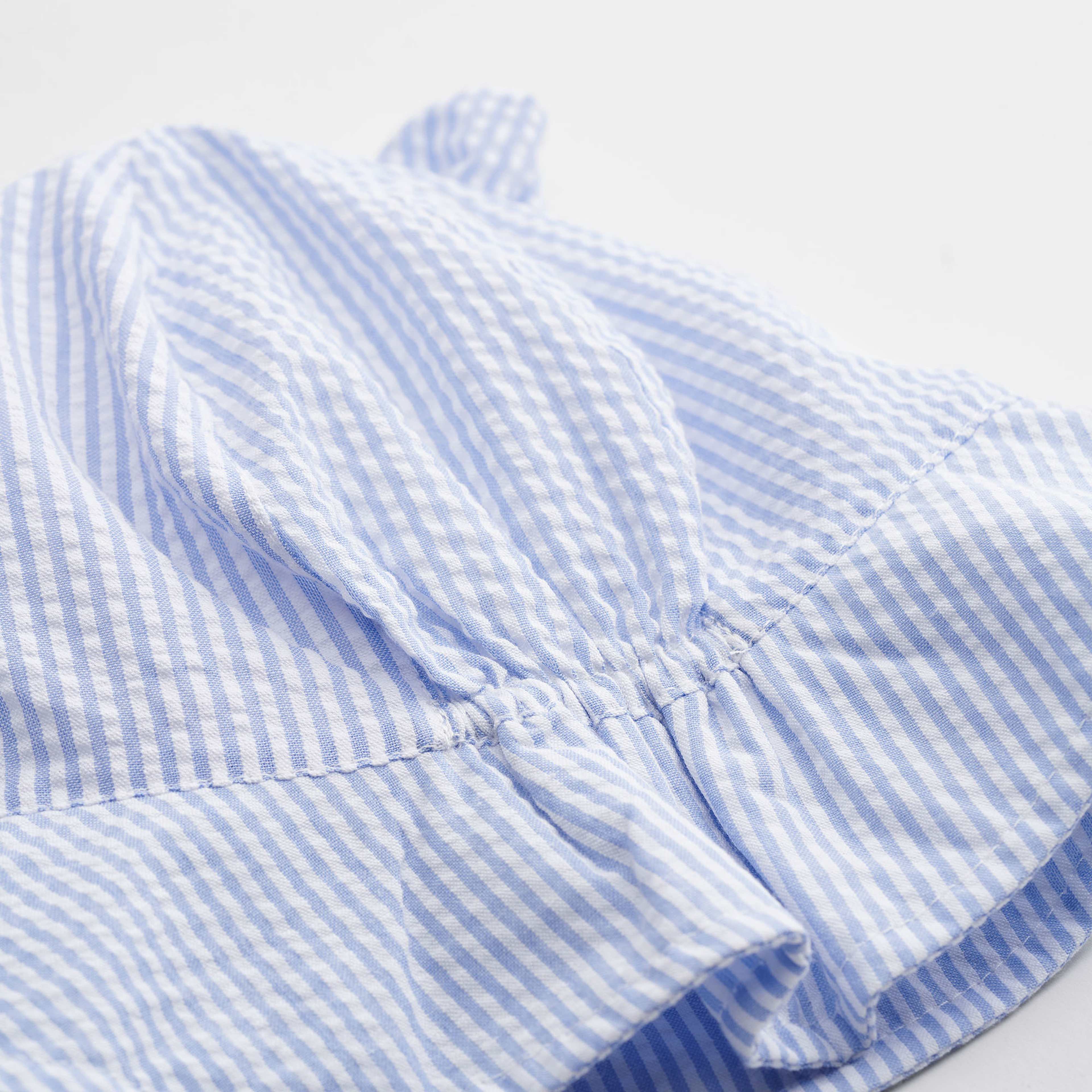 Solhatt i bäckebölja LEO, från RIKIKI, i färgen Light Blue Stripe. Klicka för att öppna bilden i stort format