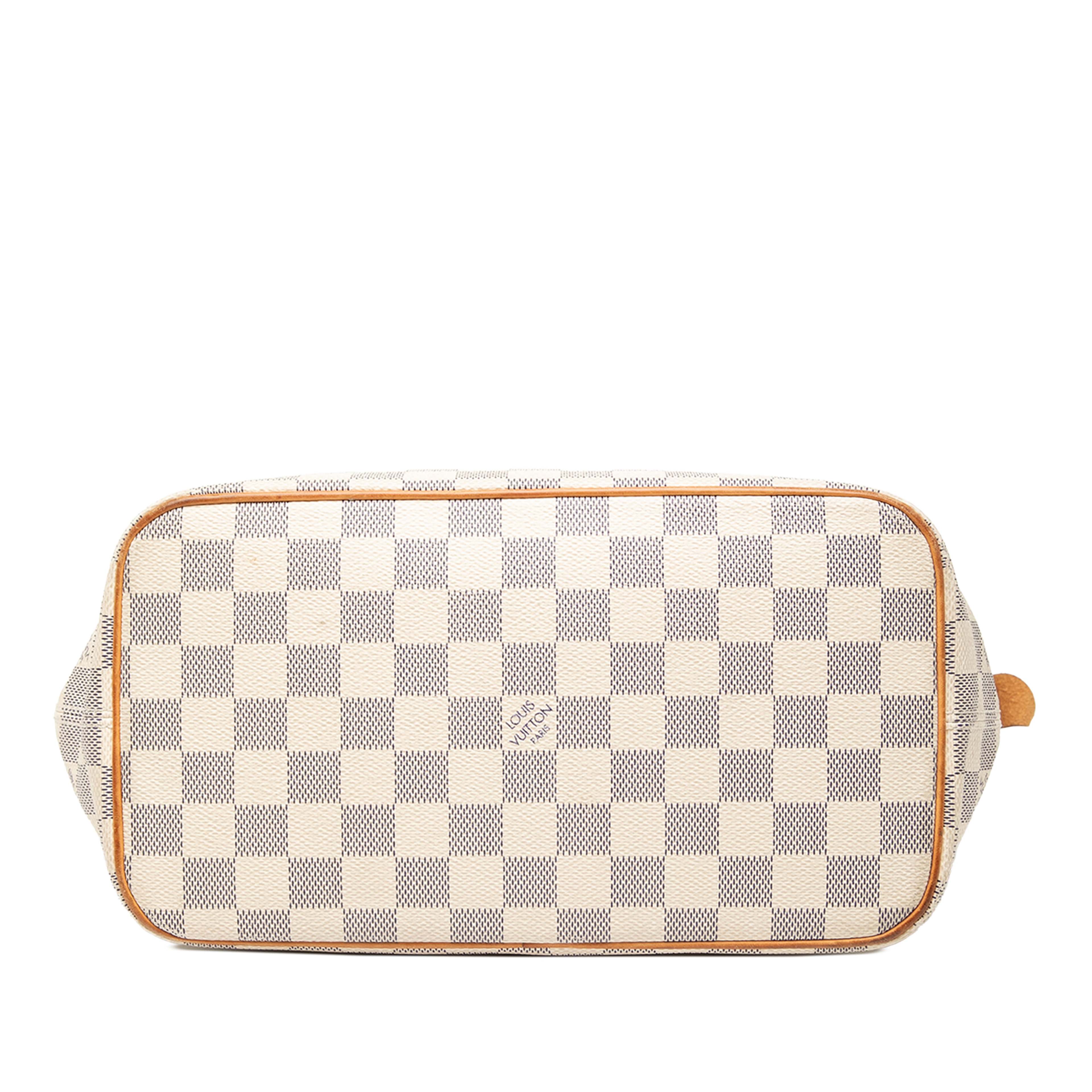Louis Vuitton Damier Azur Saleya Pm, från Luxclusif, i färgen white. Klicka för att öppna bilden i stort format
