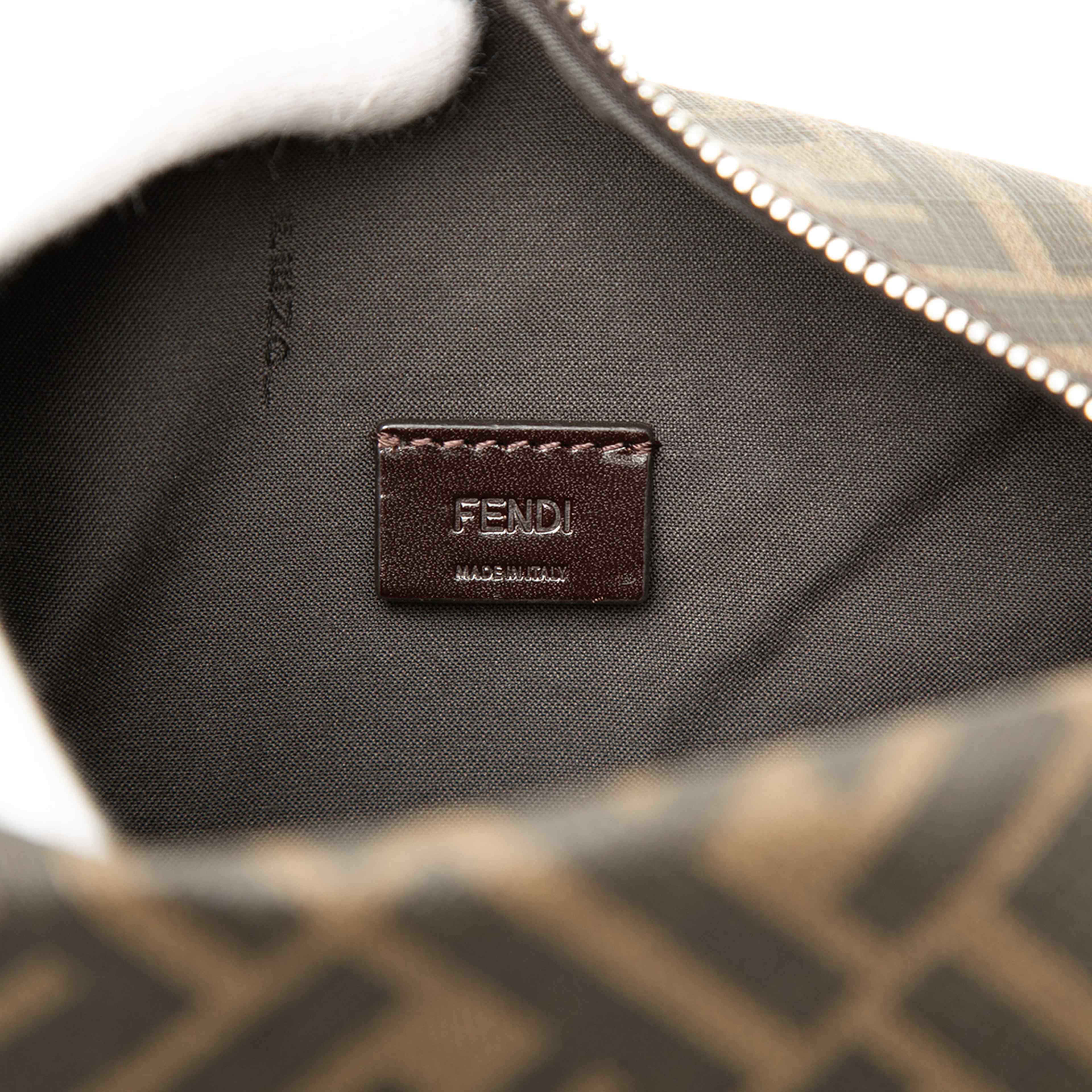 Fendi Zucca Canvas Toiletry Case, från Luxclusif, i färgen brun. Klicka för att öppna bilden i stort format