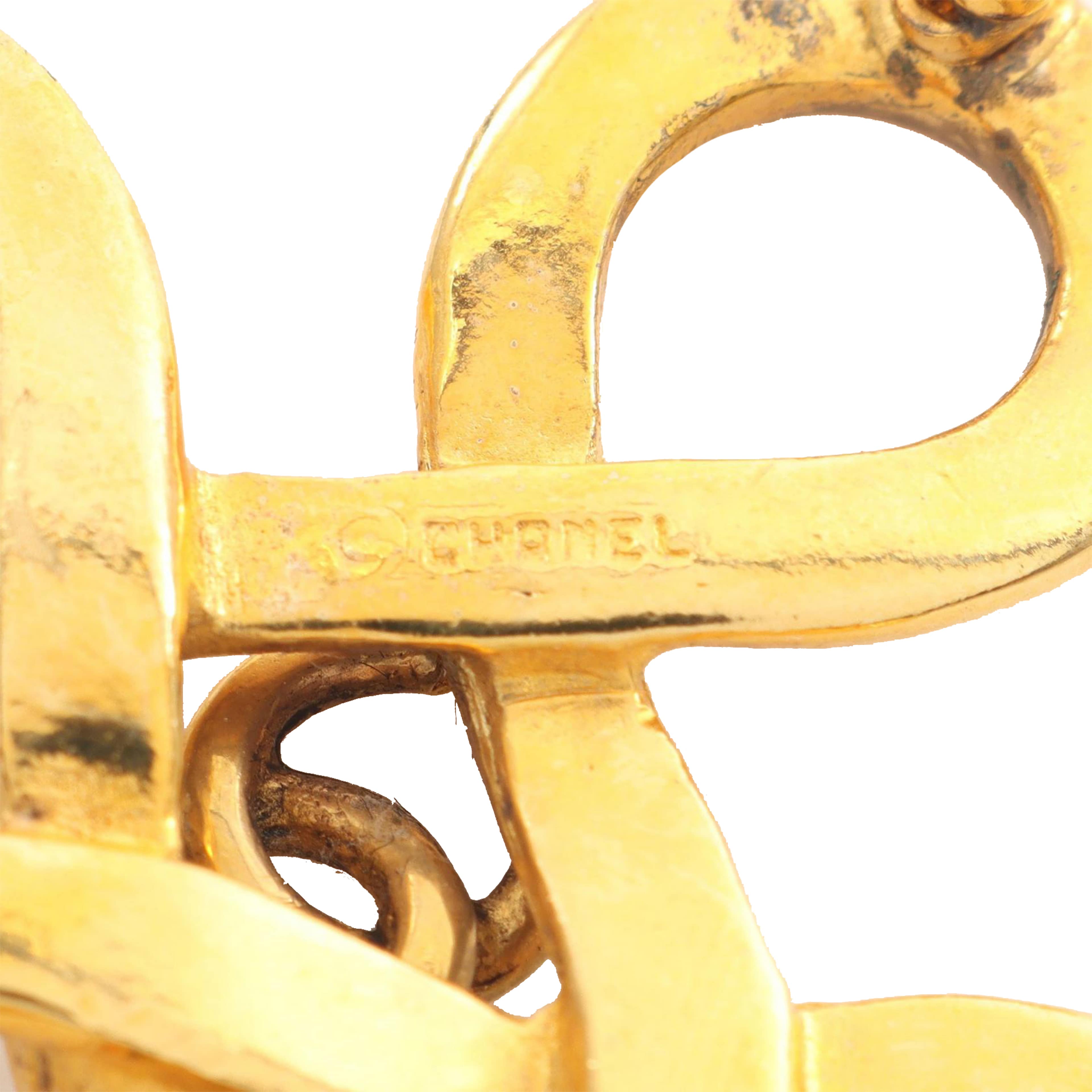 Chanel Cc Gold Plated Clover Loop Brooch, från Luxclusif, i färgen gold. Klicka för att öppna bilden i stort format