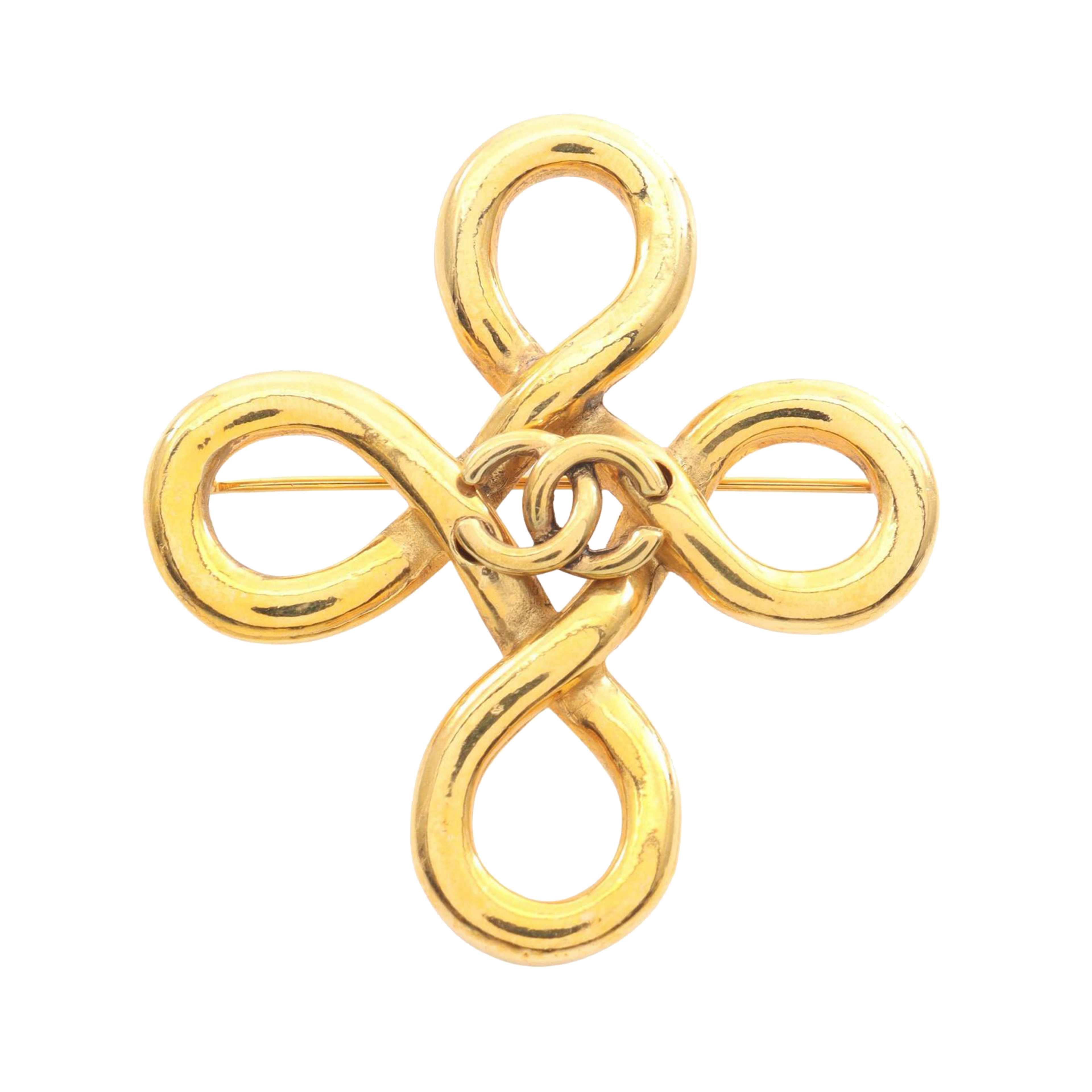 Chanel Cc Gold Plated Clover Loop Brooch, från Luxclusif, i färgen gold. Klicka för att öppna bilden i stort format