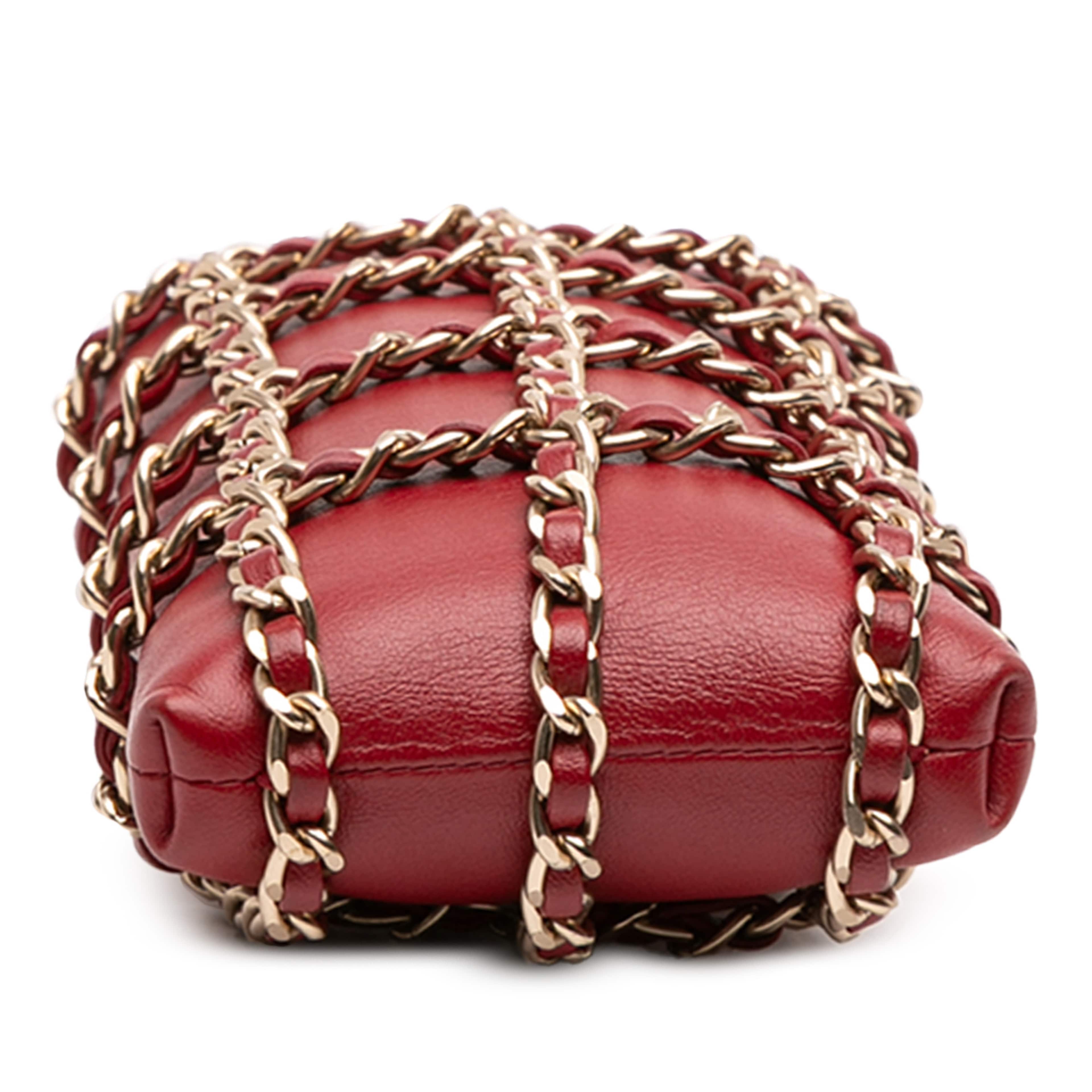 Chanel Lambskin Tech Me Out Clutch With Chain, från Luxclusif, i färgen red. Klicka för att öppna bilden i stort format