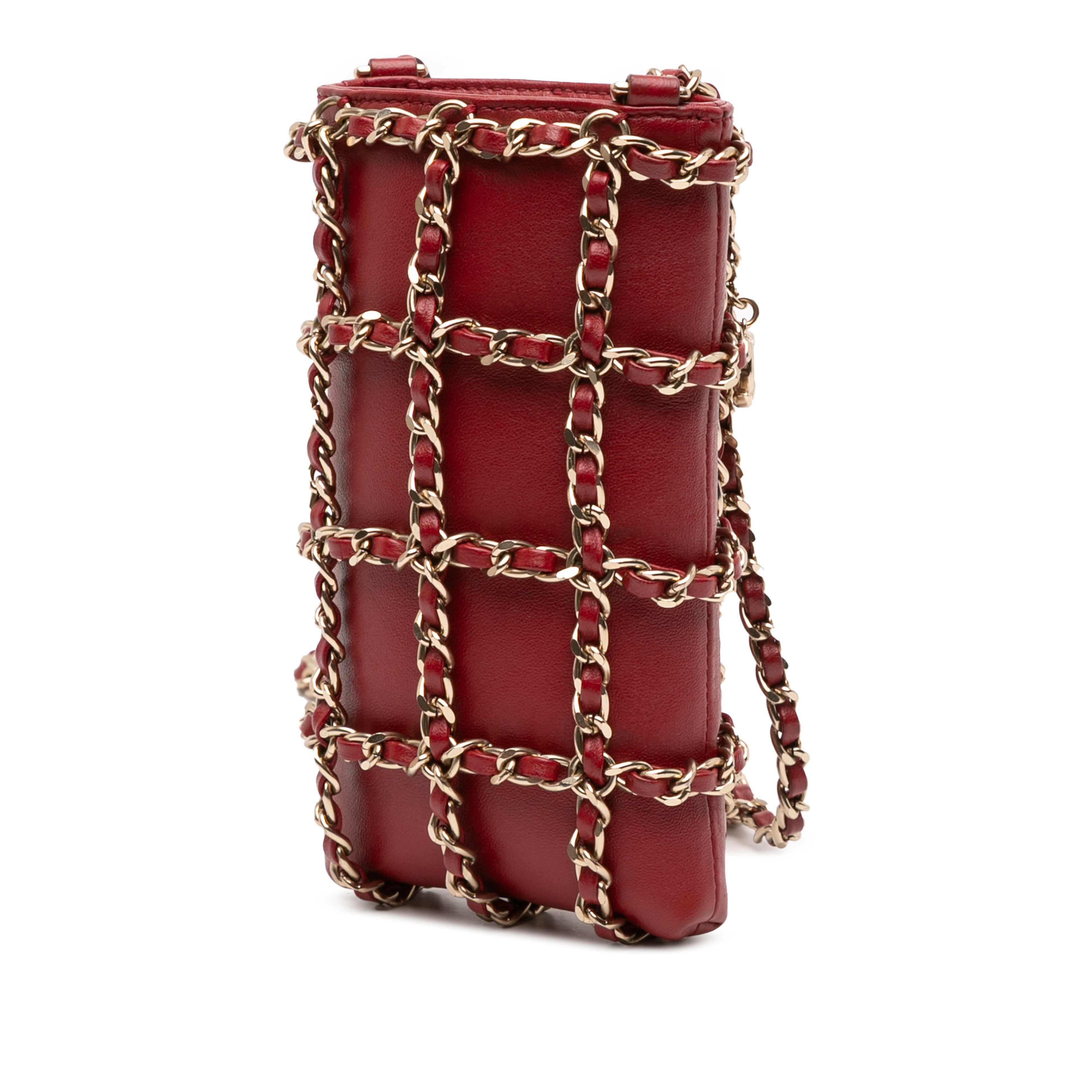 Chanel Lambskin Tech Me Out Clutch With Chain, från Luxclusif, i färgen red. Klicka för att öppna bilden i stort format