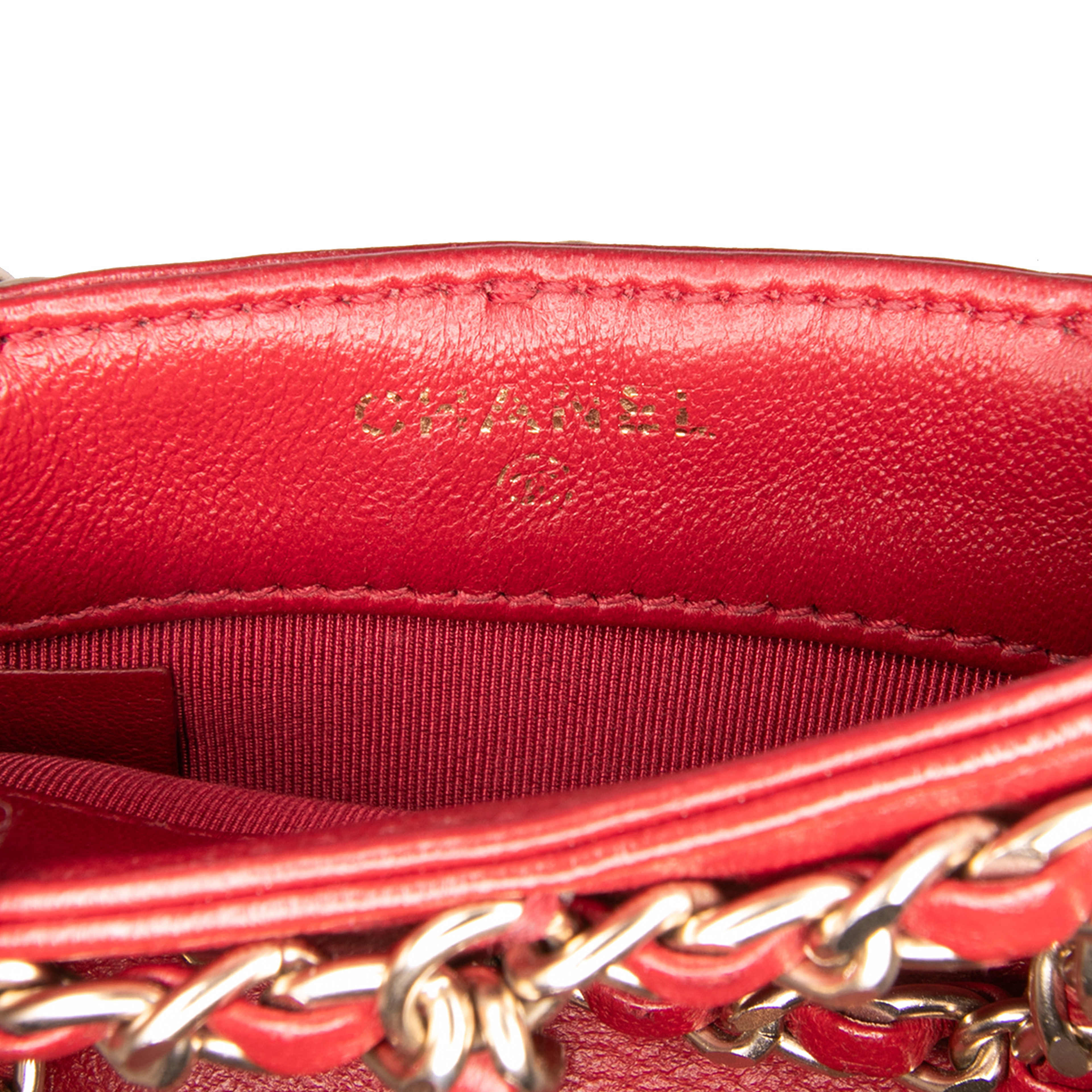 Chanel Lambskin Tech Me Out Clutch With Chain, från Luxclusif, i färgen red. Klicka för att öppna bilden i stort format