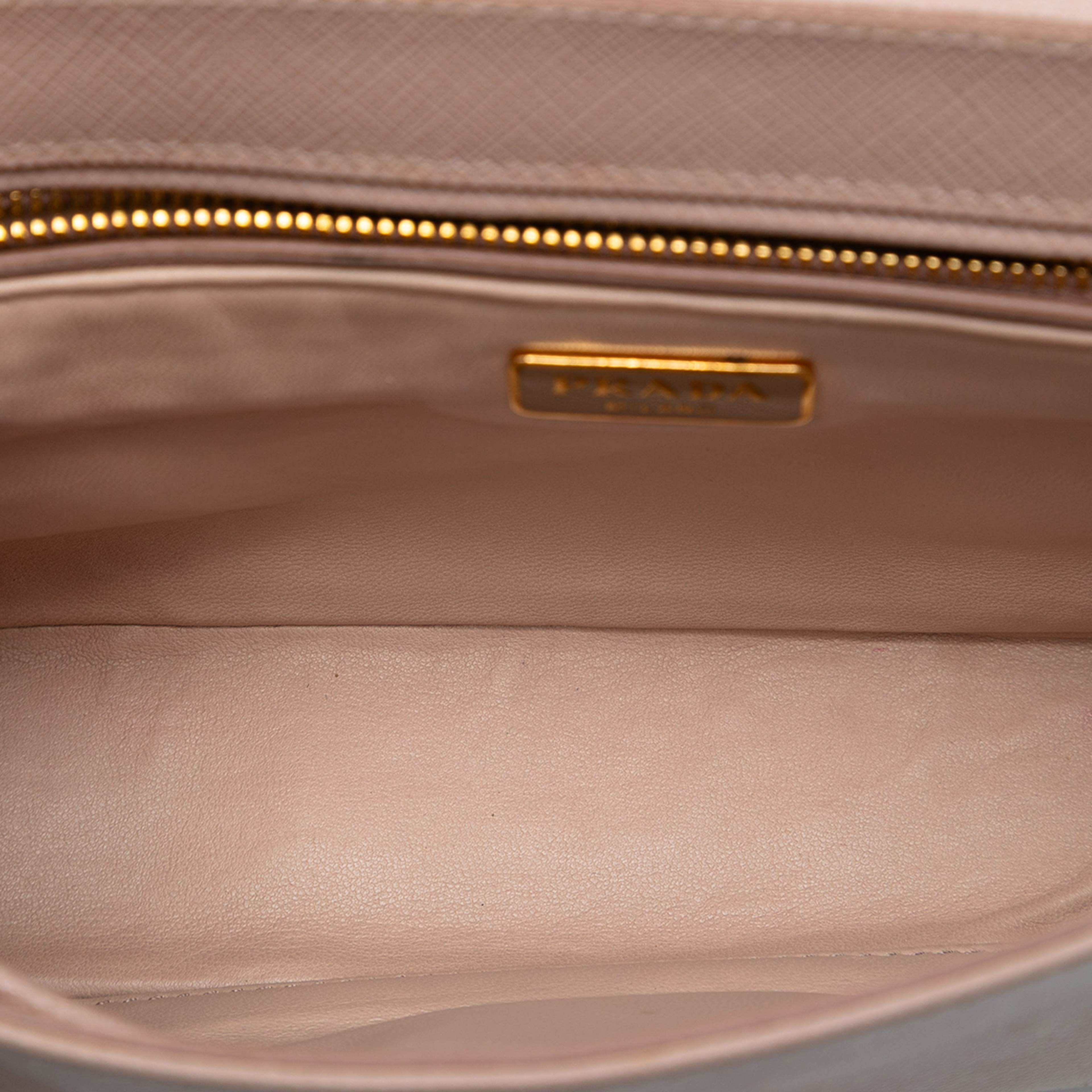 Prada Saffiano Sound Lock Satchel, från Luxclusif, i färgen nude. Klicka för att öppna bilden i stort format