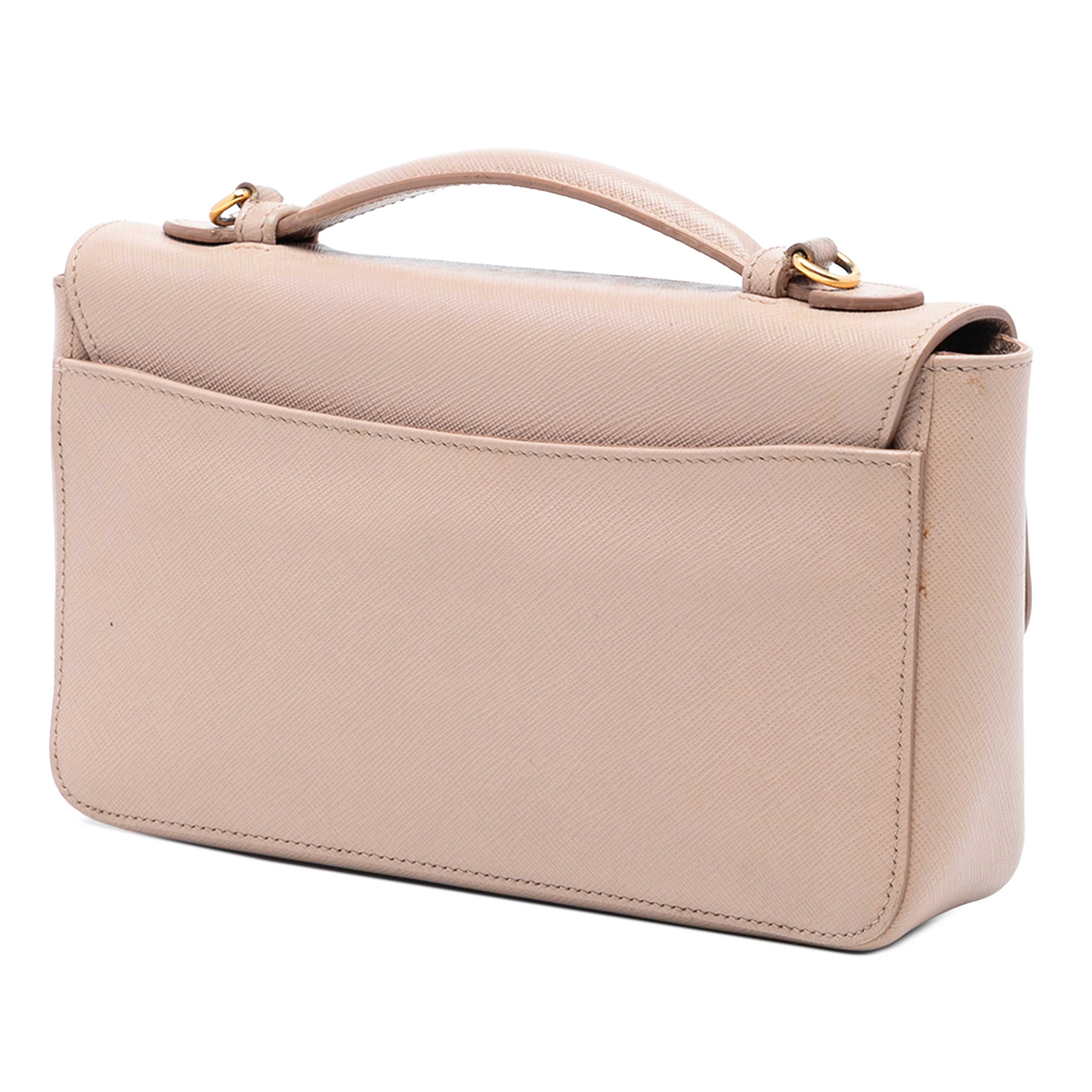 Prada Saffiano Sound Lock Satchel, från Luxclusif, i färgen nude. Klicka för att öppna bilden i stort format