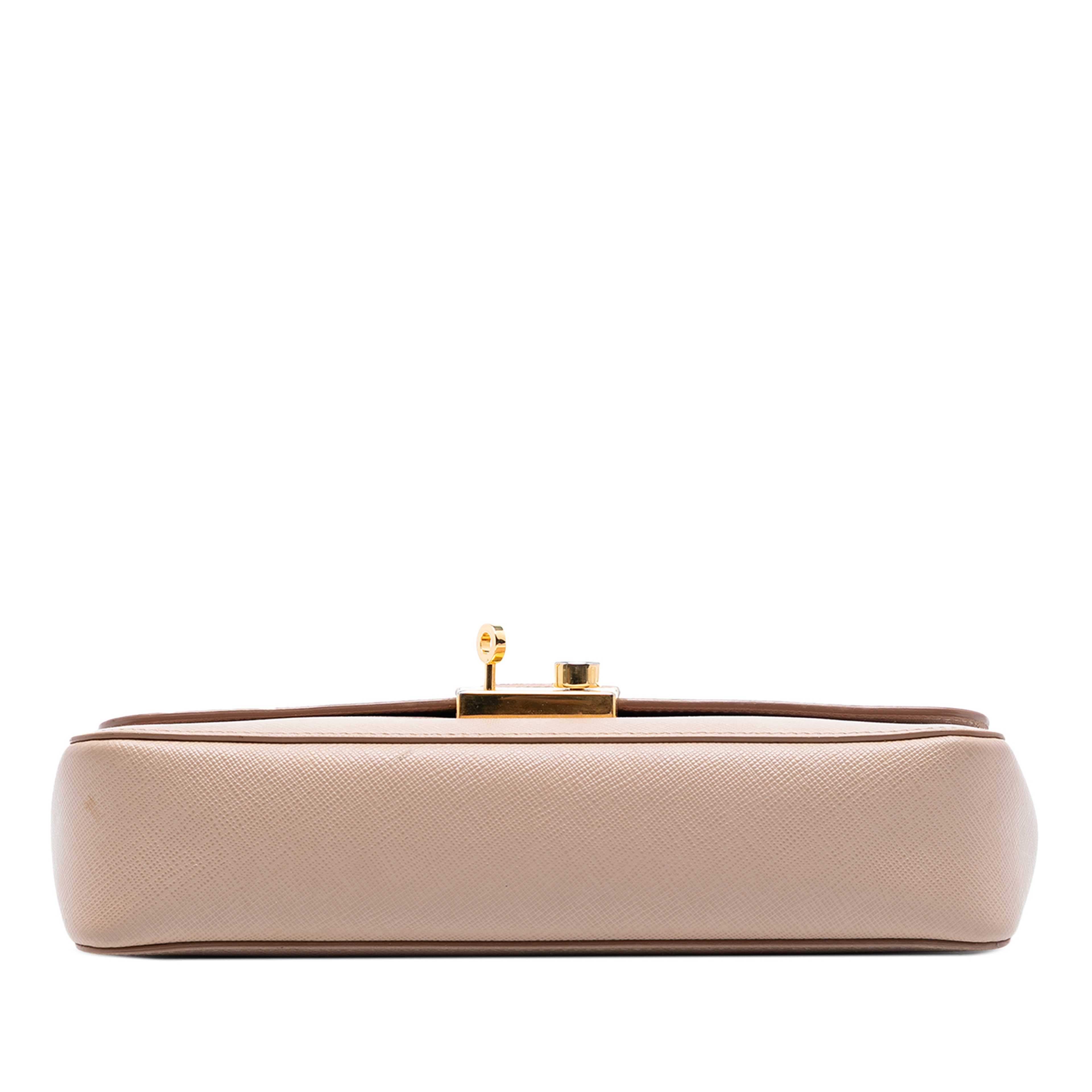 Prada Saffiano Sound Lock Satchel, från Luxclusif, i färgen nude. Klicka för att öppna bilden i stort format