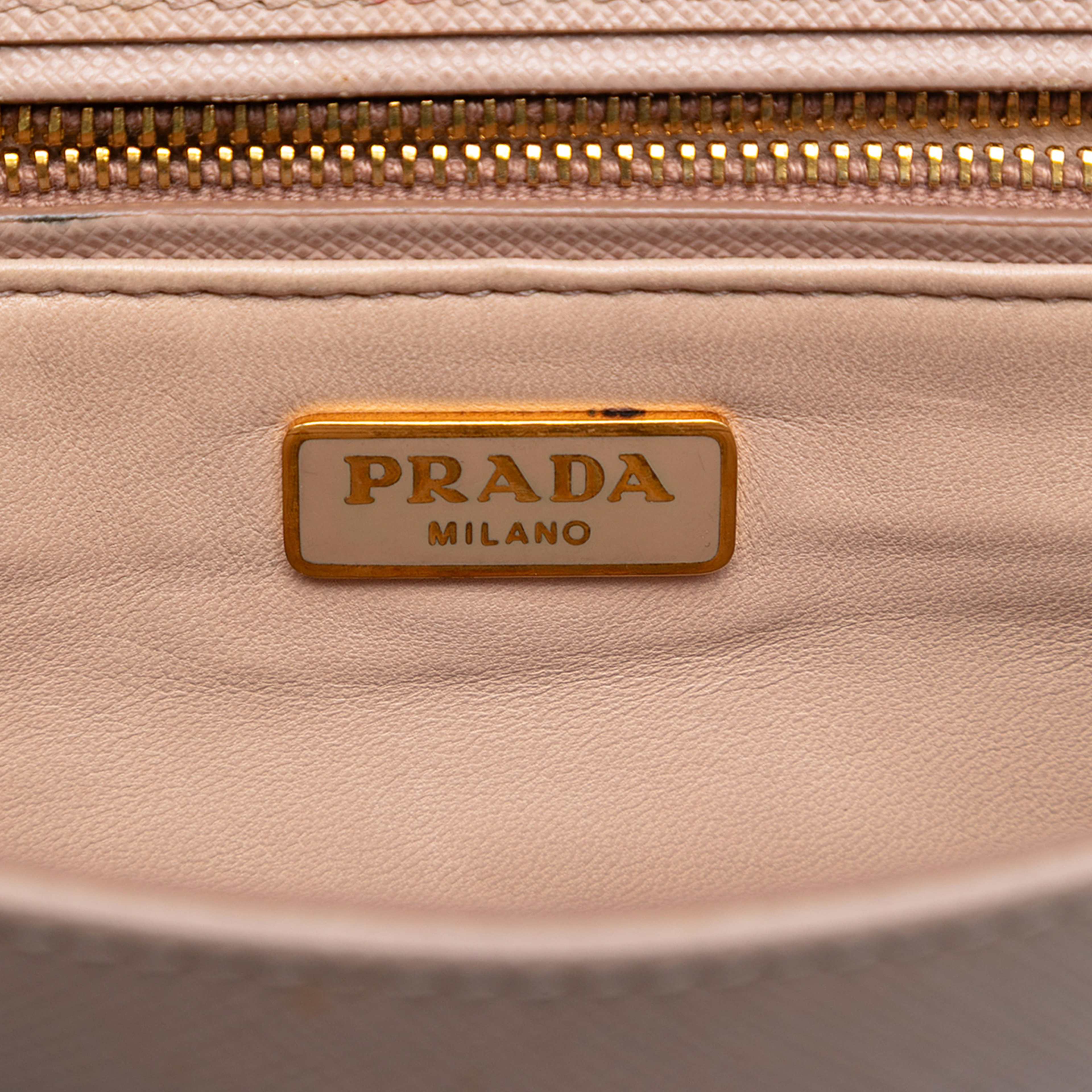 Prada Saffiano Sound Lock Satchel, från Luxclusif, i färgen nude. Klicka för att öppna bilden i stort format
