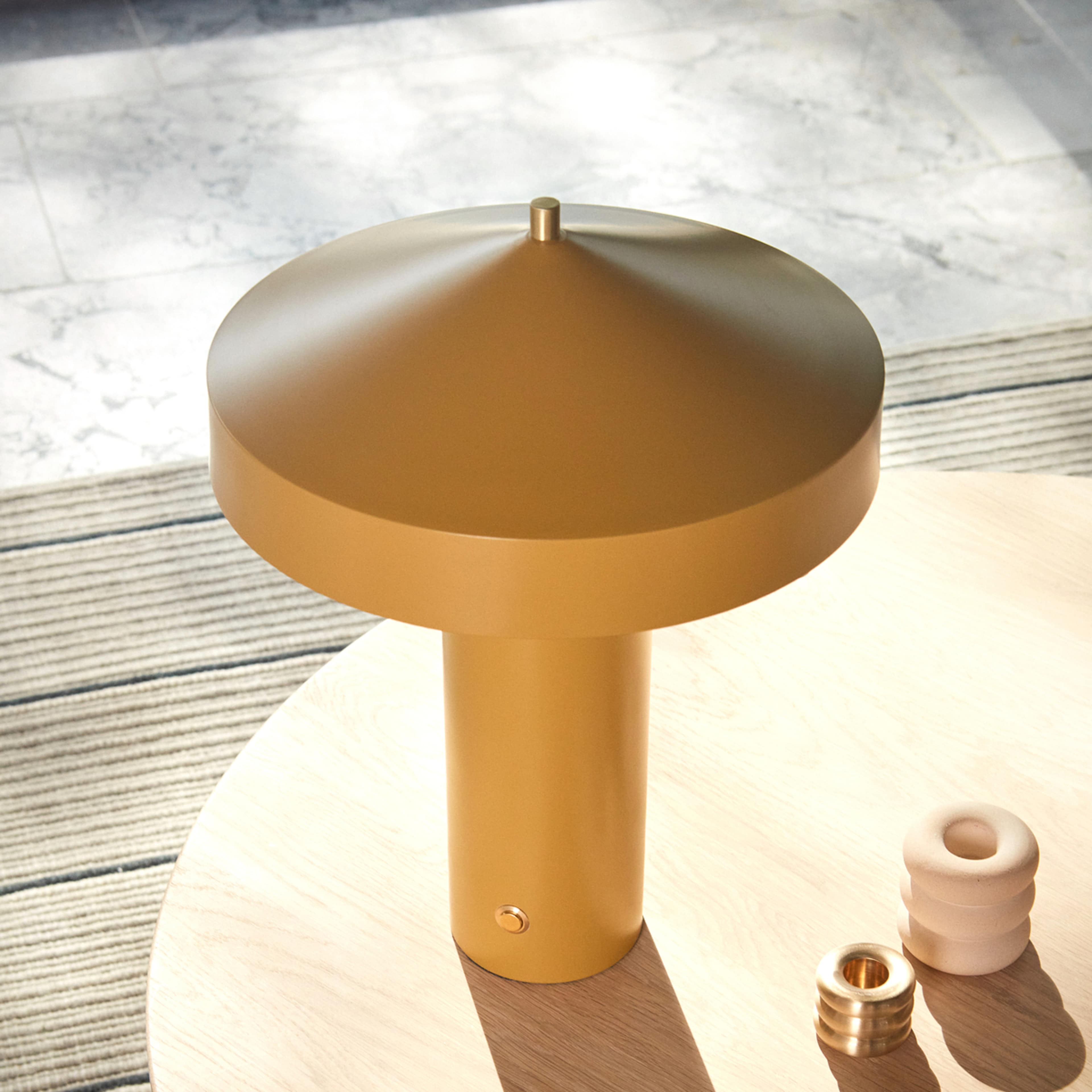 Savi Solid Brass Candleholder, från OYOY Living, i färgen brass. Klicka för att öppna bilden i stort format