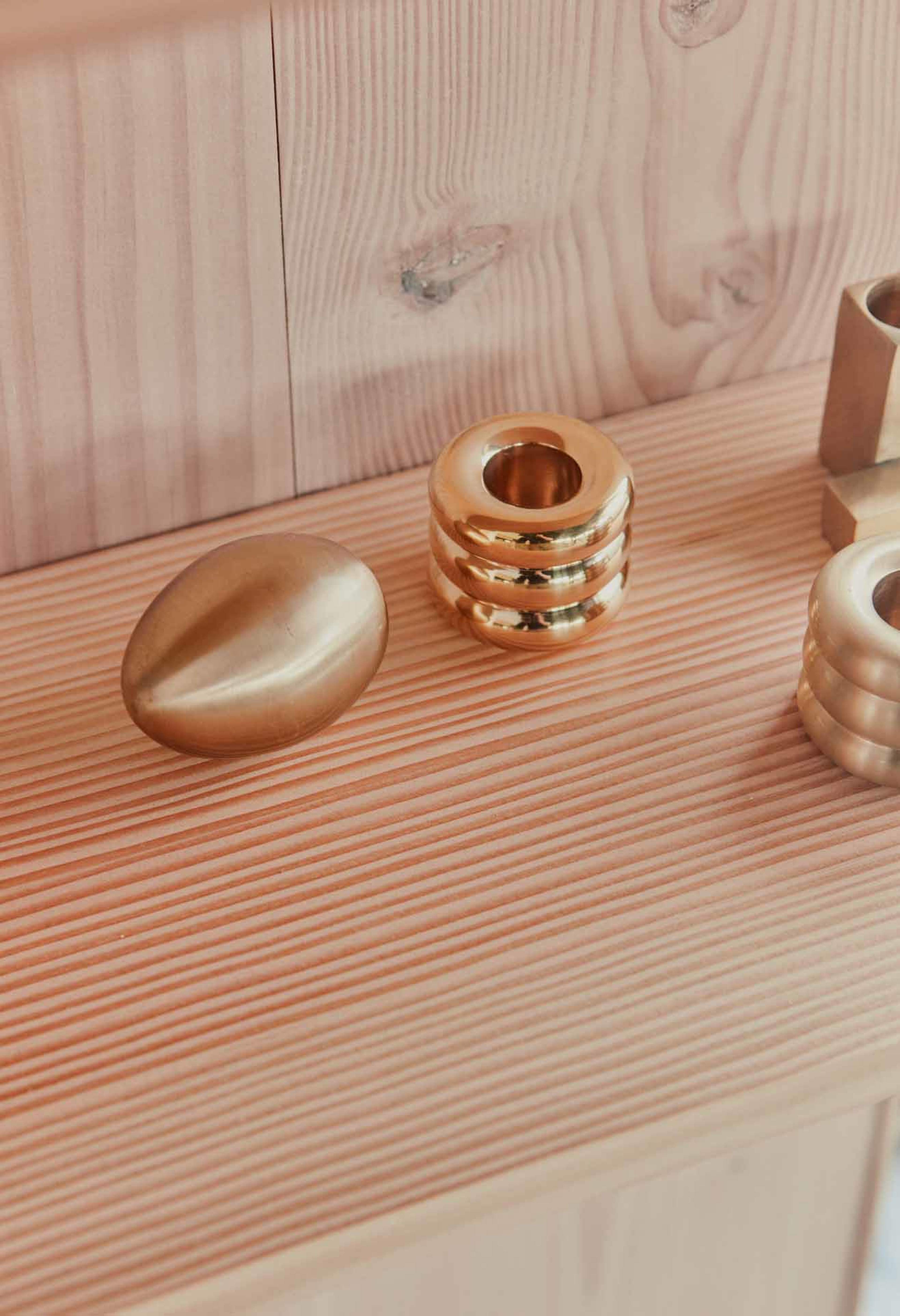 Savi Solid Brass Candleholder, från OYOY Living, i färgen brass. Klicka för att öppna bilden i stort format
