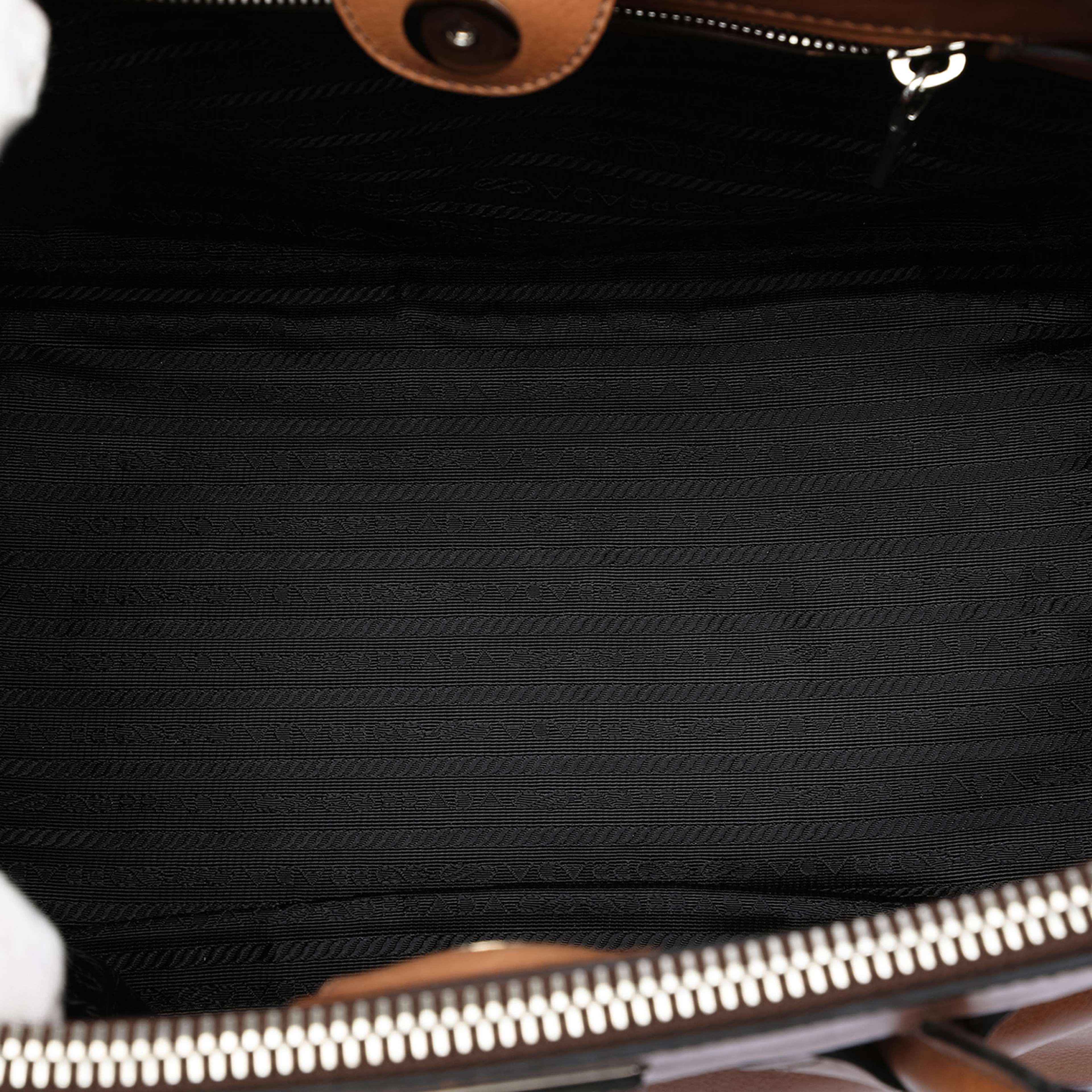 Prada Glace Calf Twin Pocket Satchel, från Luxclusif, i färgen light brown. Klicka för att öppna bilden i stort format