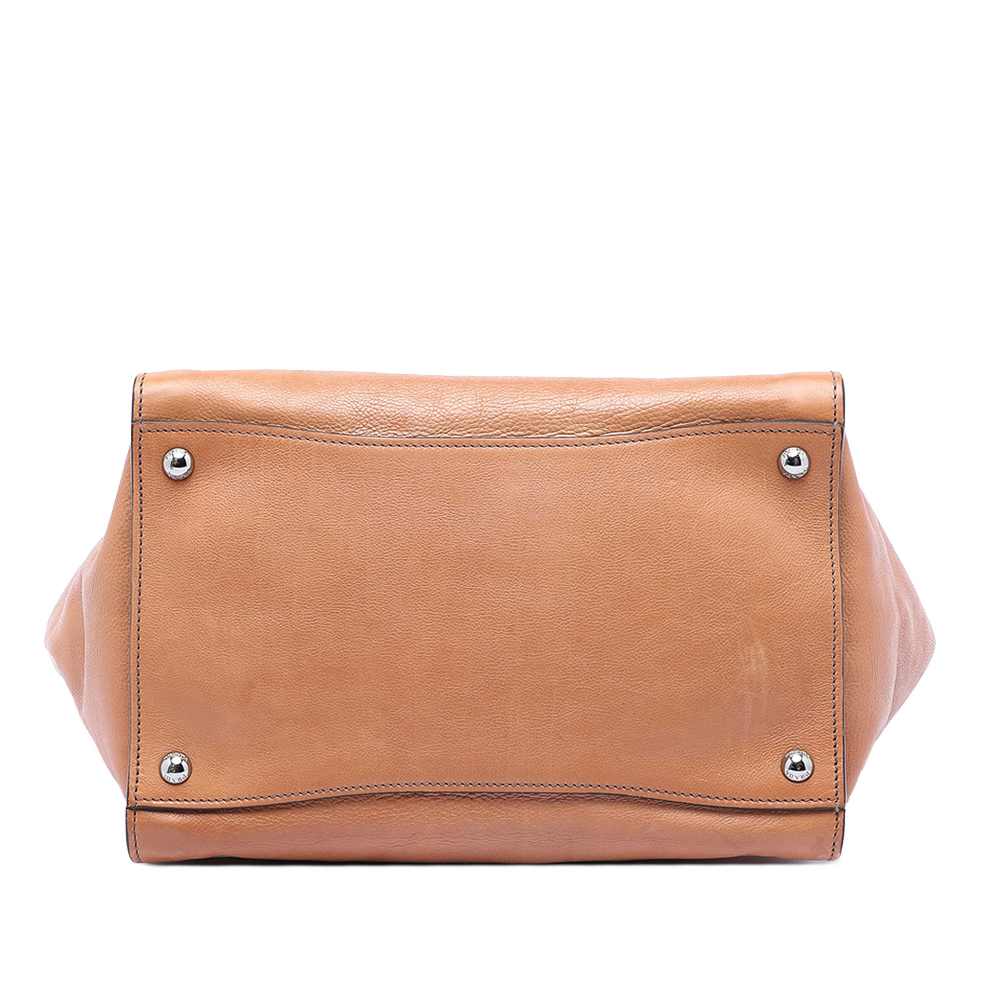 Prada Glace Calf Twin Pocket Satchel, från Luxclusif, i färgen light brown. Klicka för att öppna bilden i stort format