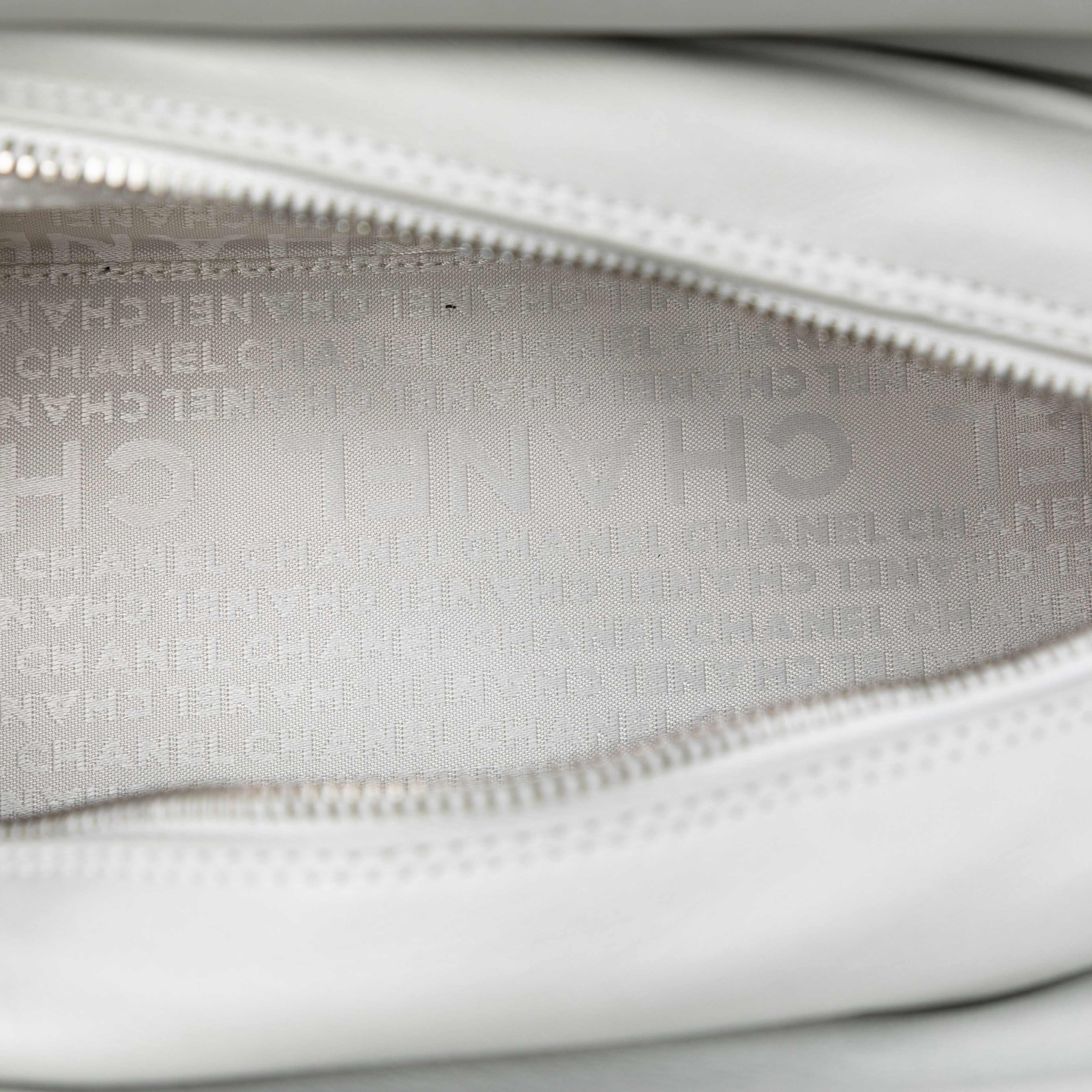 Chanel Lambskin Ultimate Soft Frame Handbag, från Luxclusif, i färgen off white. Klicka för att öppna bilden i stort format