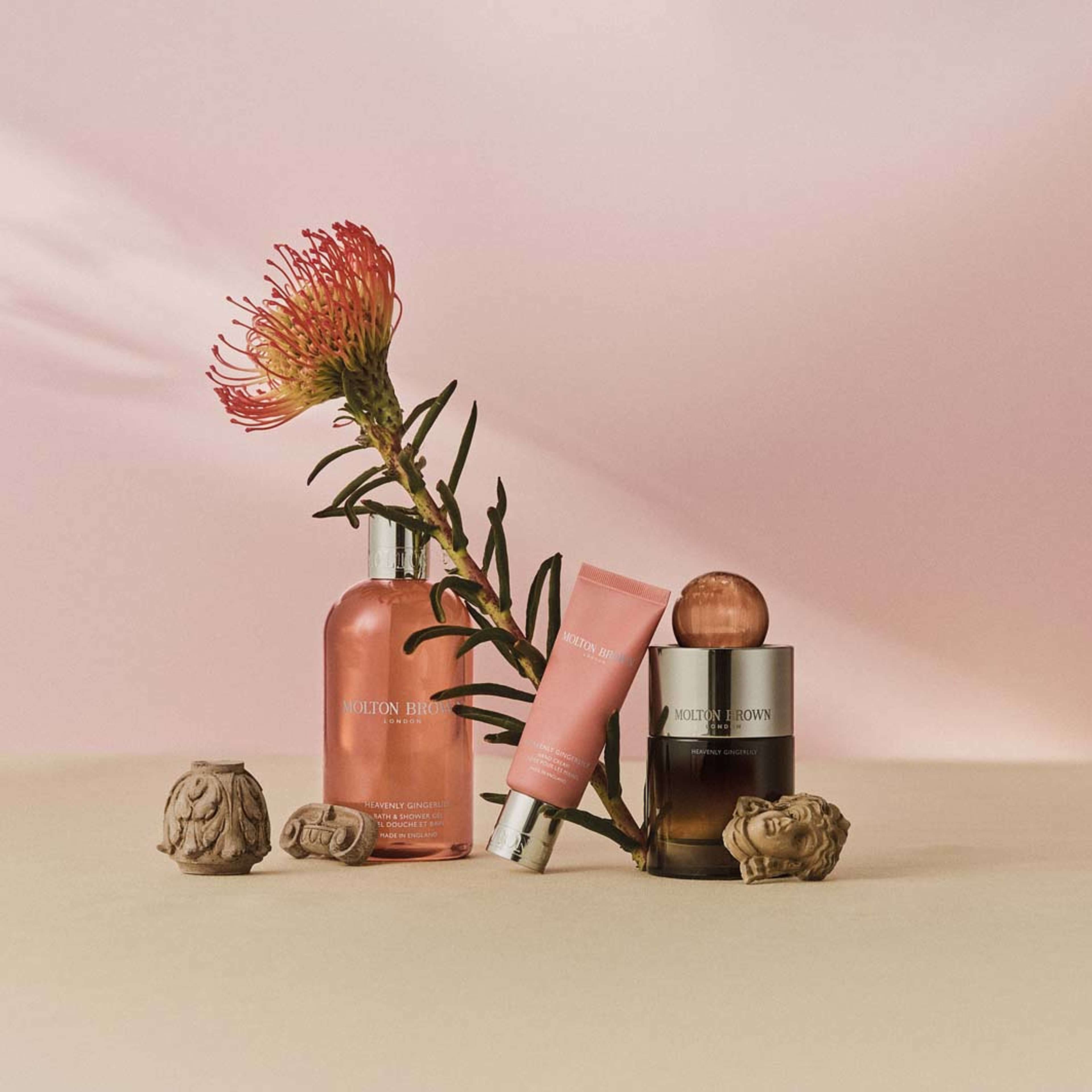 Heavenly Gingerlily Bath & Shower Gel, från Molton Brown, i färgen Brown. Klicka för att öppna bilden i stort format