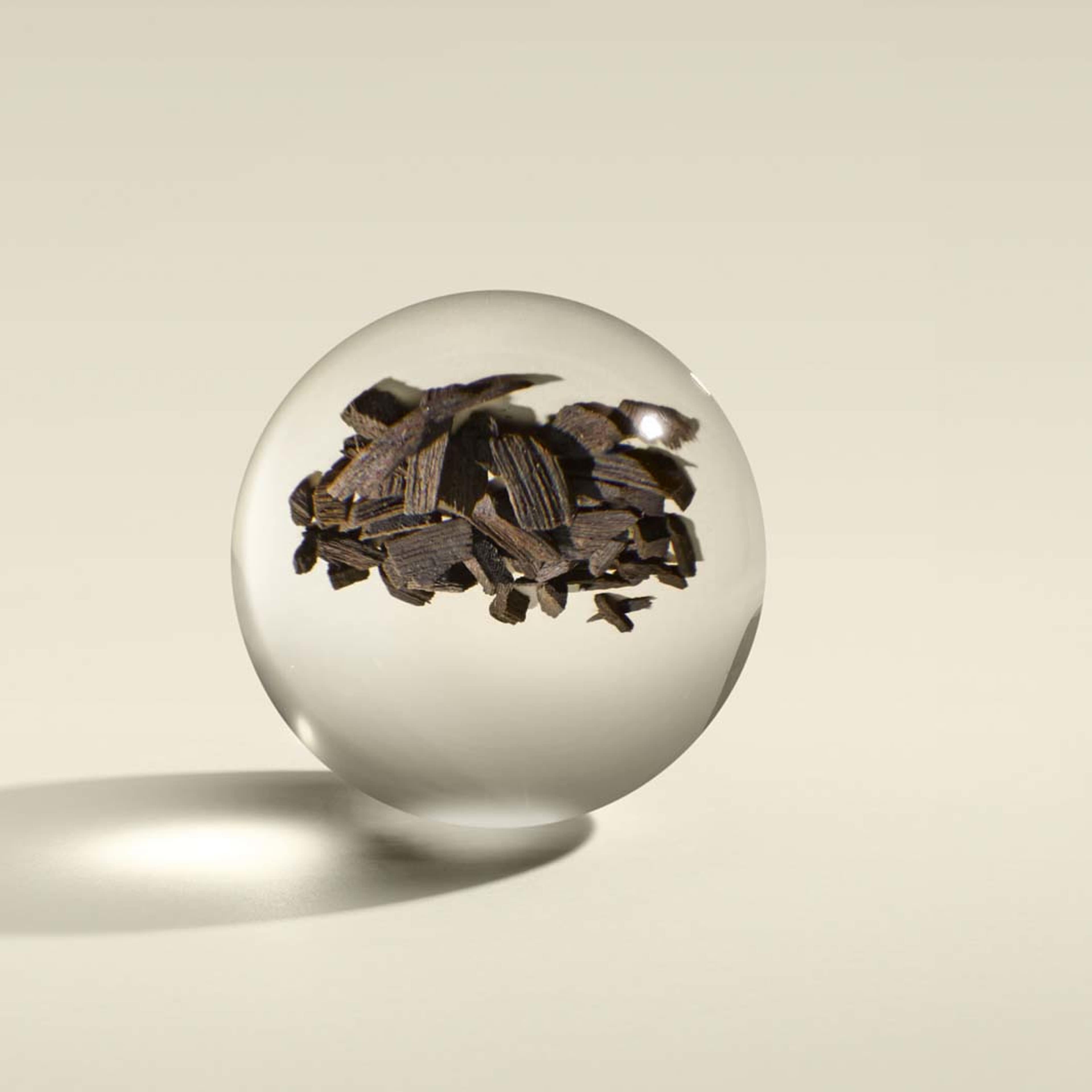 Mesmerising Oudh Accord & Gold Bath & Shower Gel, från Molton Brown, i färgen Brown Gold. Klicka för att öppna bilden i stort format