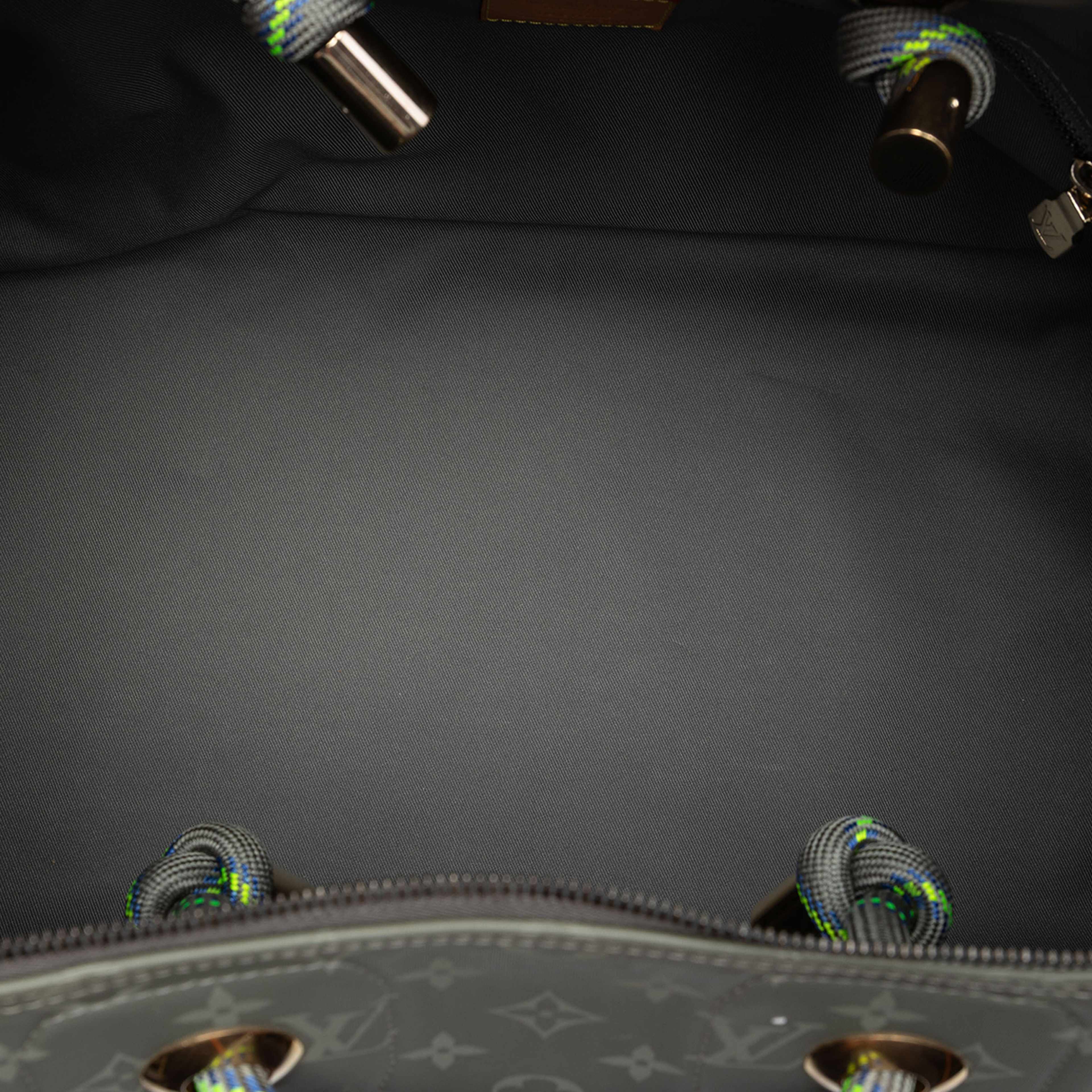 Louis Vuitton Monogram Titanium Keepall Bandouliere 50, från Luxclusif, i färgen gray. Klicka för att öppna bilden i stort format