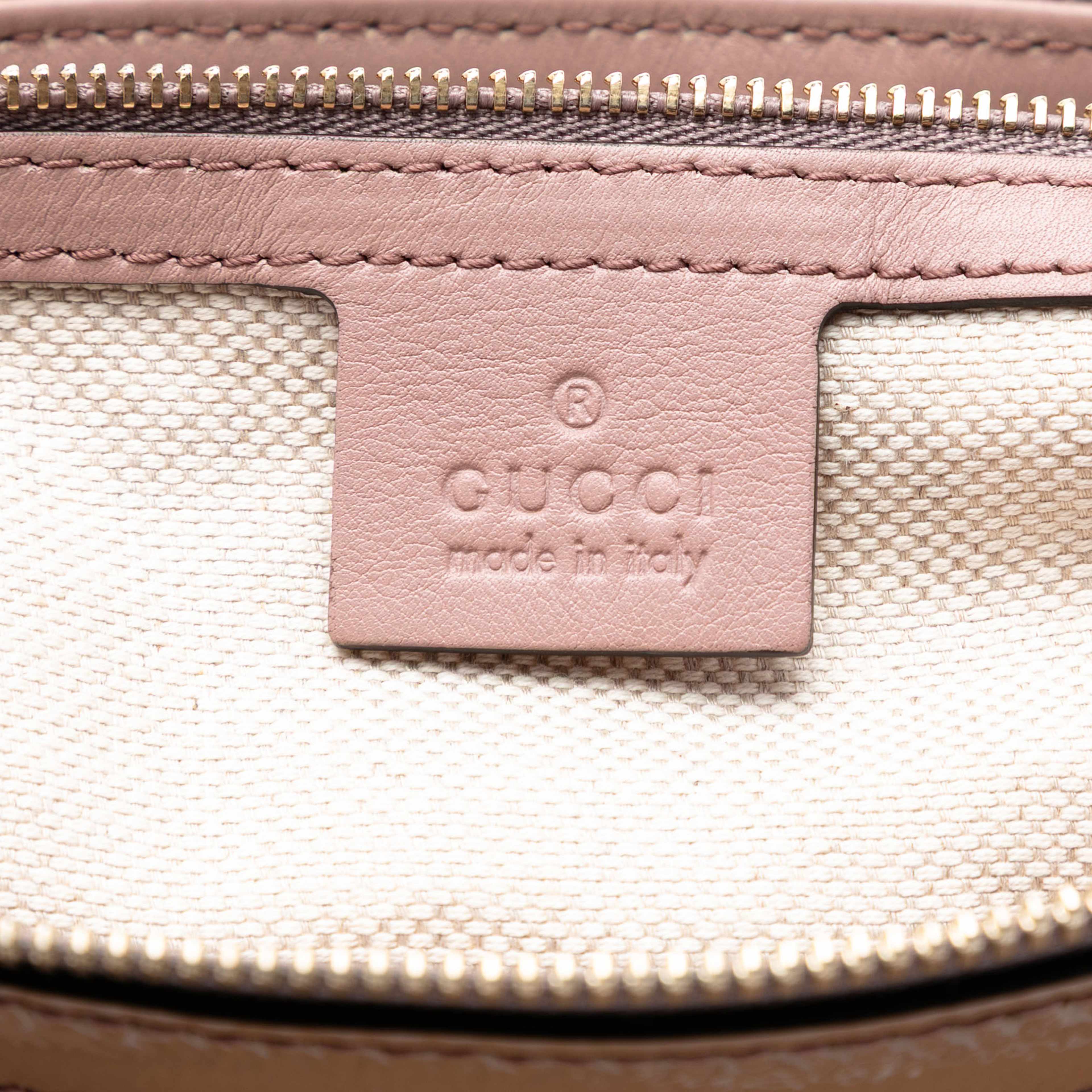 Gucci Small Patent Soho Working Satchel, från Luxclusif, i färgen beige. Klicka för att öppna bilden i stort format