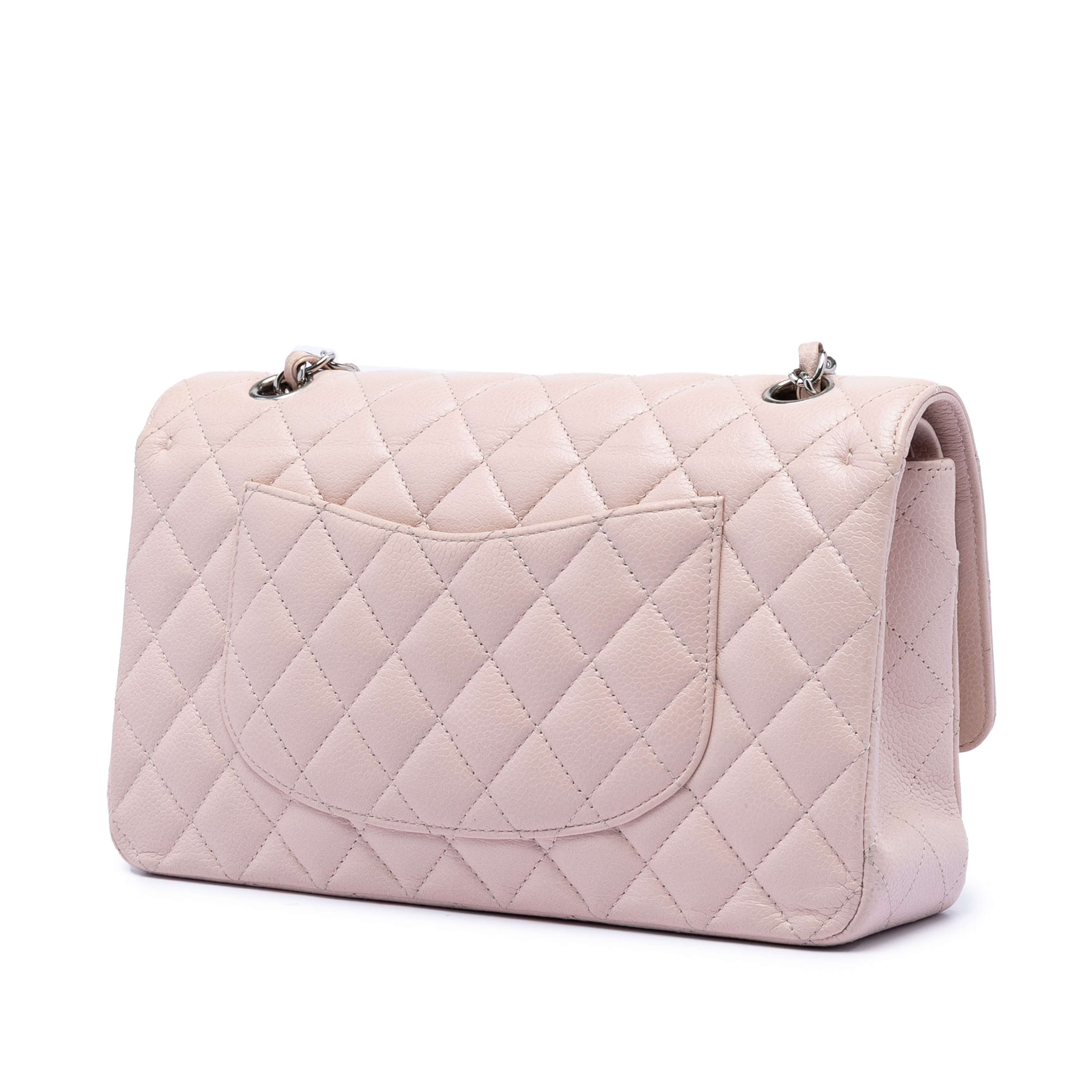 Chanel Medium Classic Caviar Double Flap, från Luxclusif, i färgen light pink. Klicka för att öppna bilden i stort format