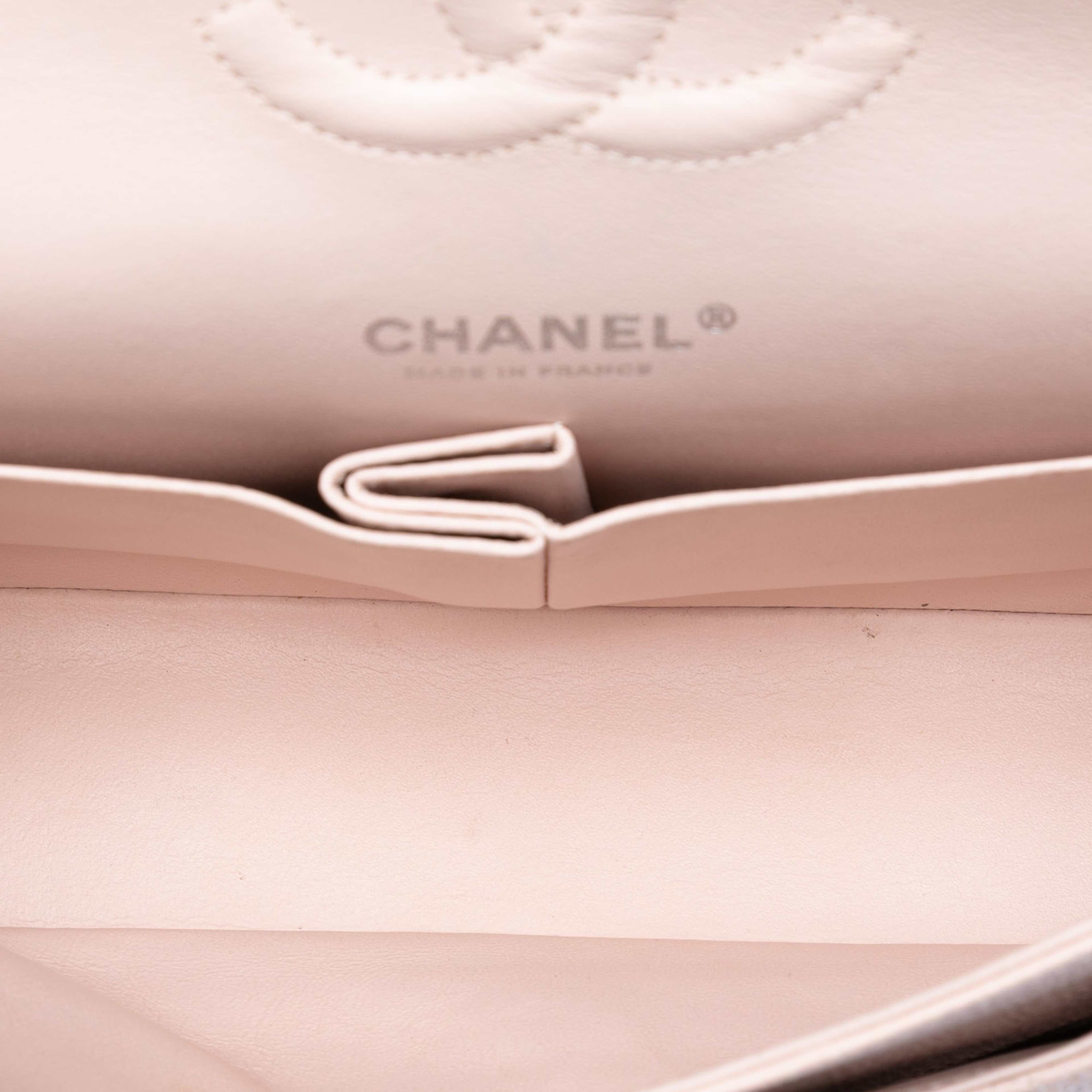 Chanel Medium Classic Caviar Double Flap, från Luxclusif, i färgen light pink. Klicka för att öppna bilden i stort format