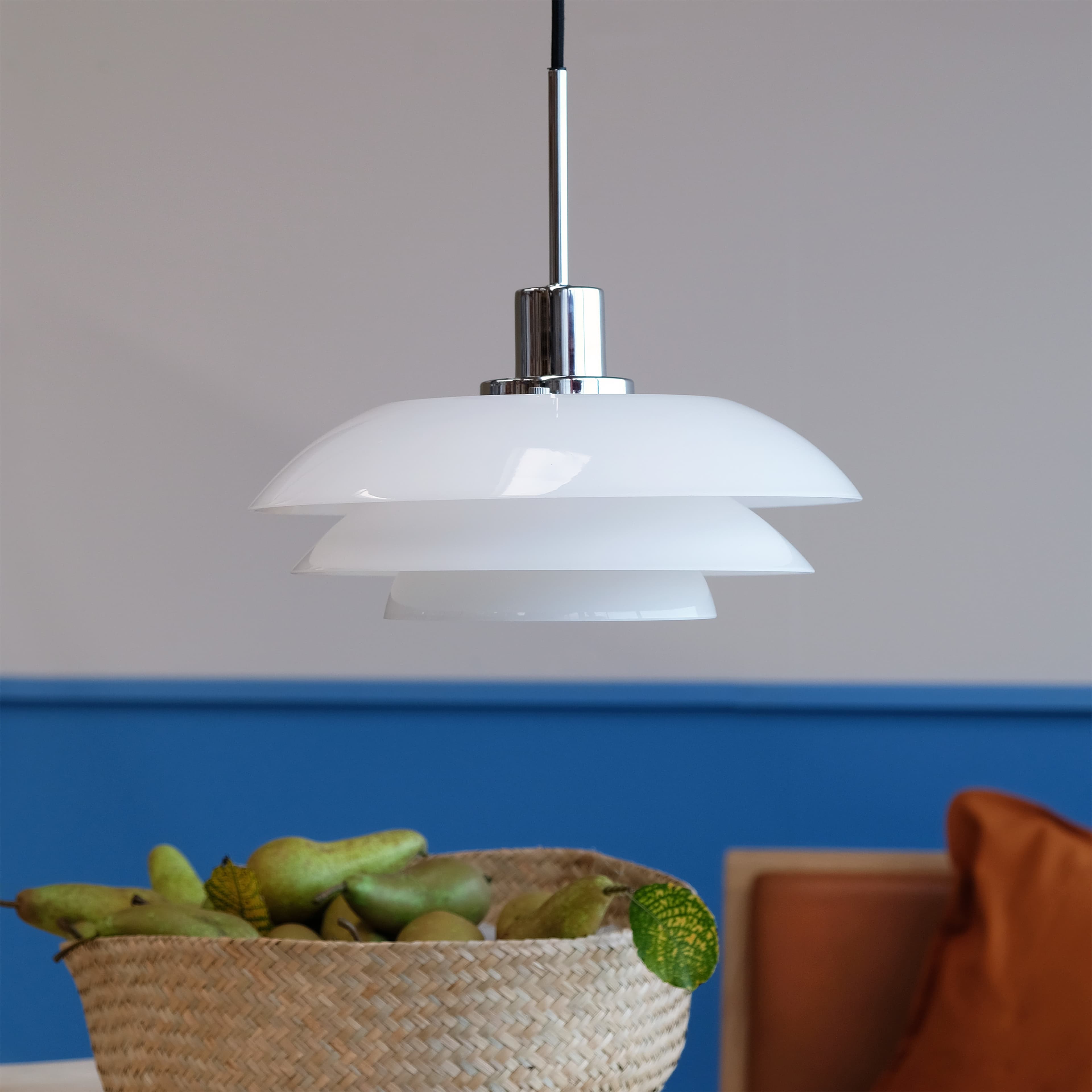 Dl31 Pendant, från Dyberg Larsen, i färgen opal/ chrome. Klicka för att öppna bilden i stort format