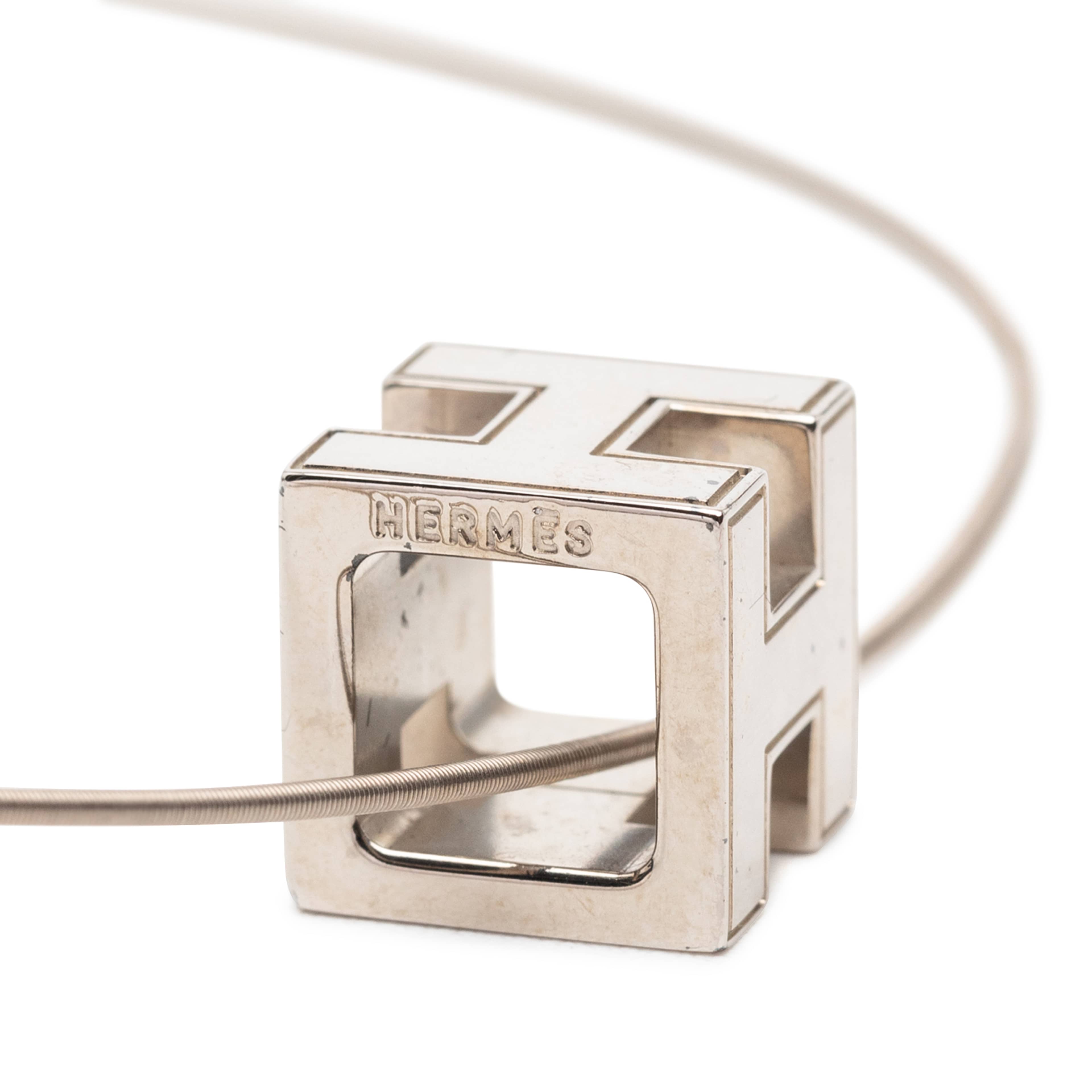 Hermès Palladium Plated Enamel Cage Dh Cube Necklace, från Luxclusif, i färgen silver. Klicka för att öppna bilden i stort format