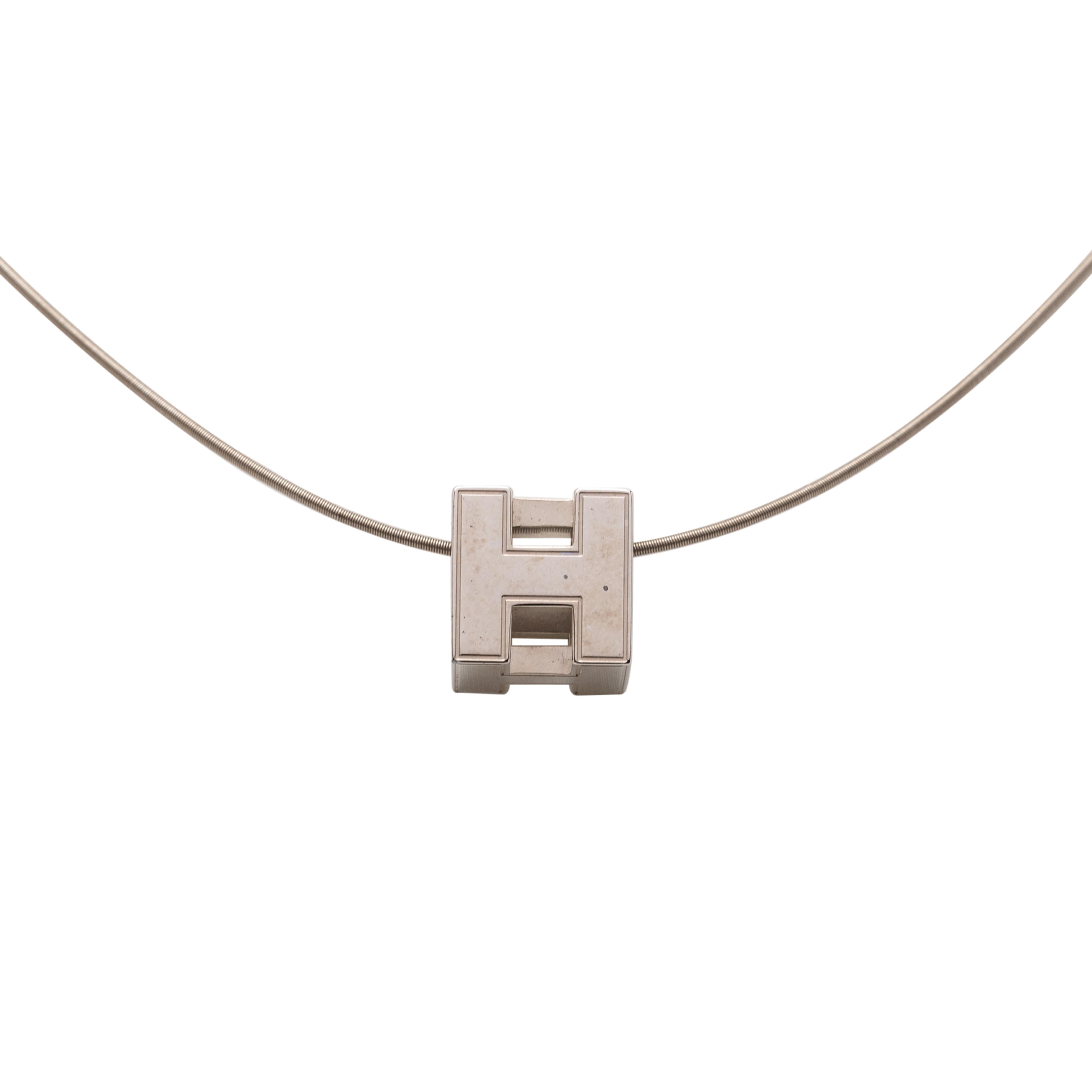 Hermès Palladium Plated Enamel Cage Dh Cube Necklace, från Luxclusif, i färgen silver. Klicka för att öppna bilden i stort format