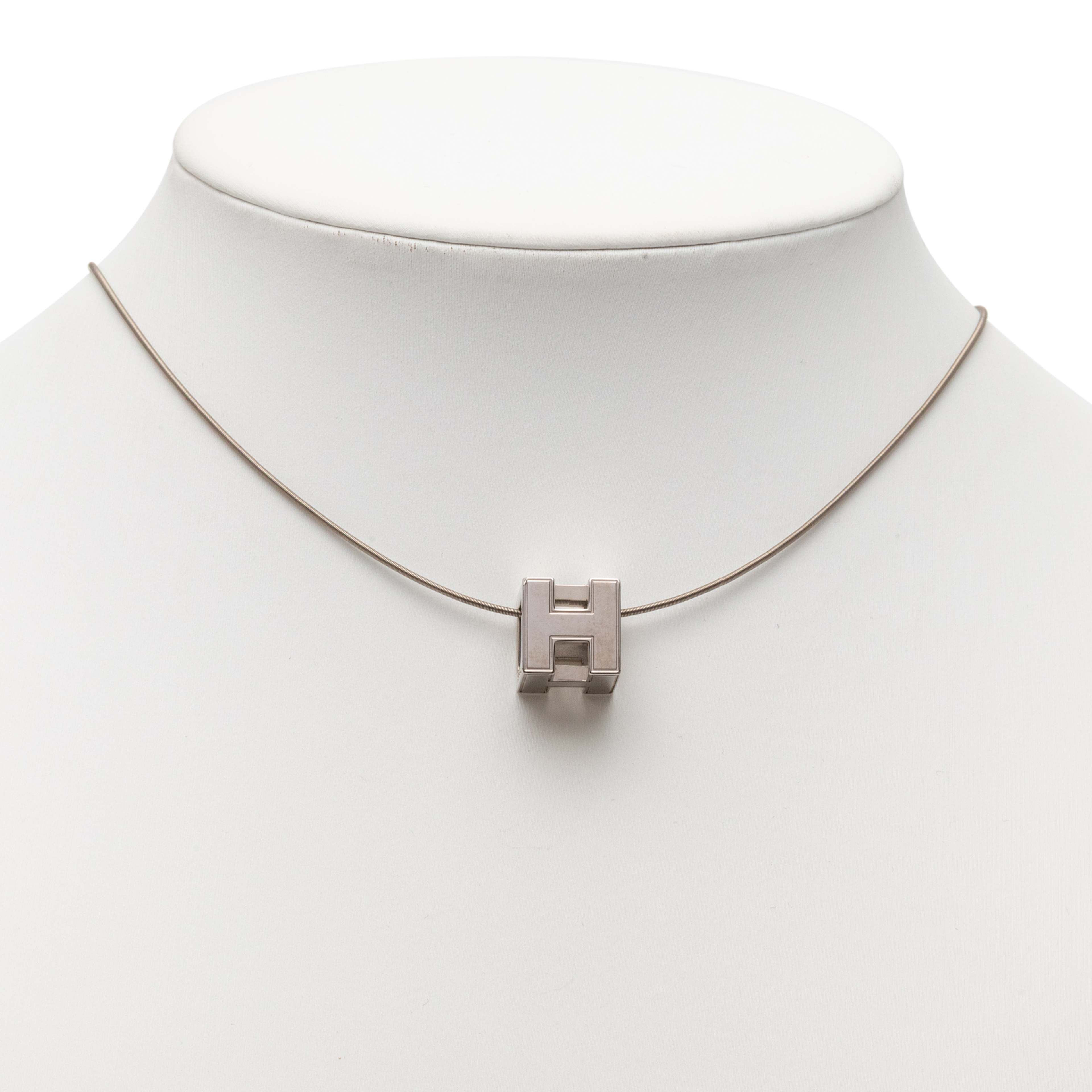 Hermès Palladium Plated Enamel Cage Dh Cube Necklace, från Luxclusif, i färgen silver. Klicka för att öppna bilden i stort format