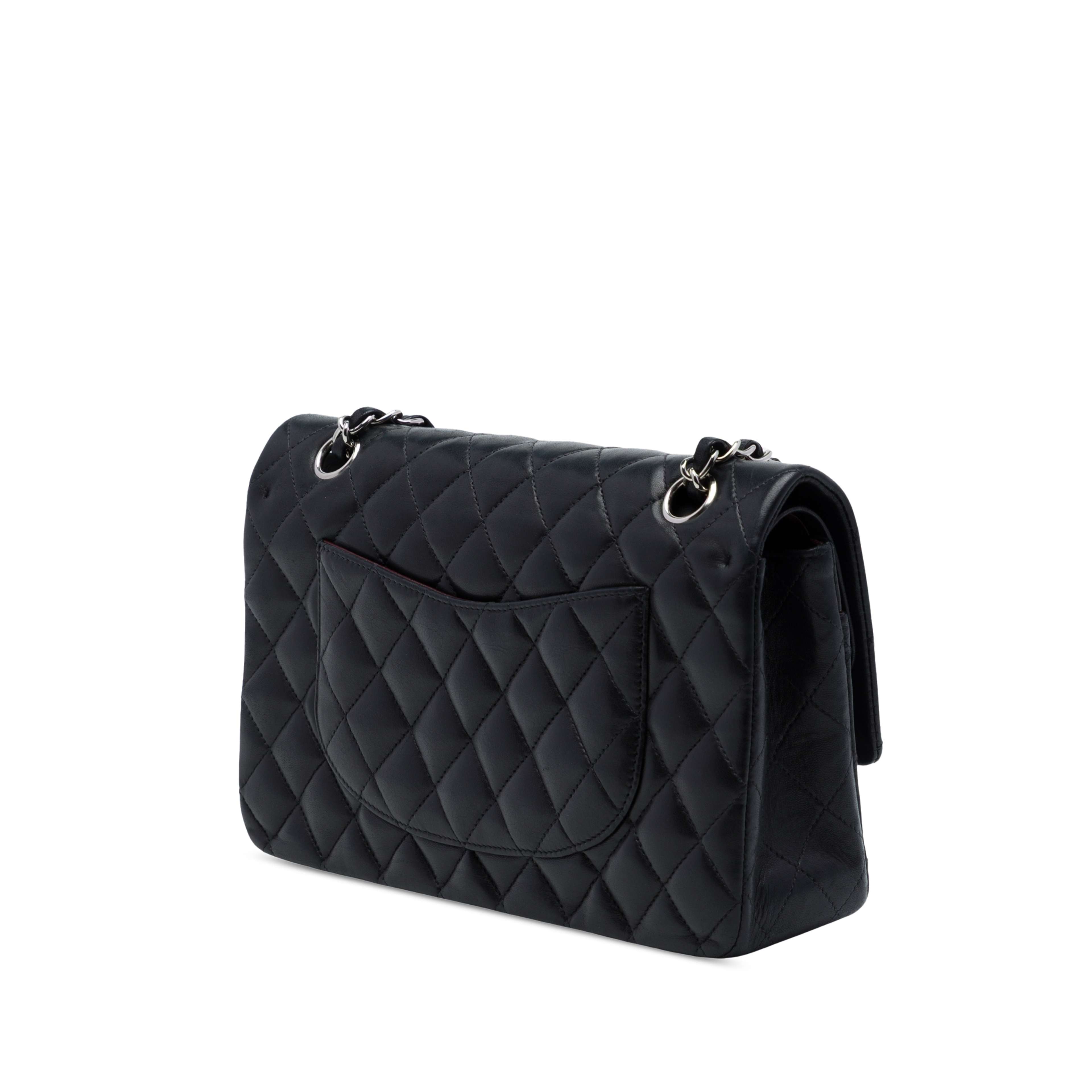 Chanel Medium Classic Lambskin Double Flap, från Luxclusif, i färgen svart. Klicka för att öppna bilden i stort format