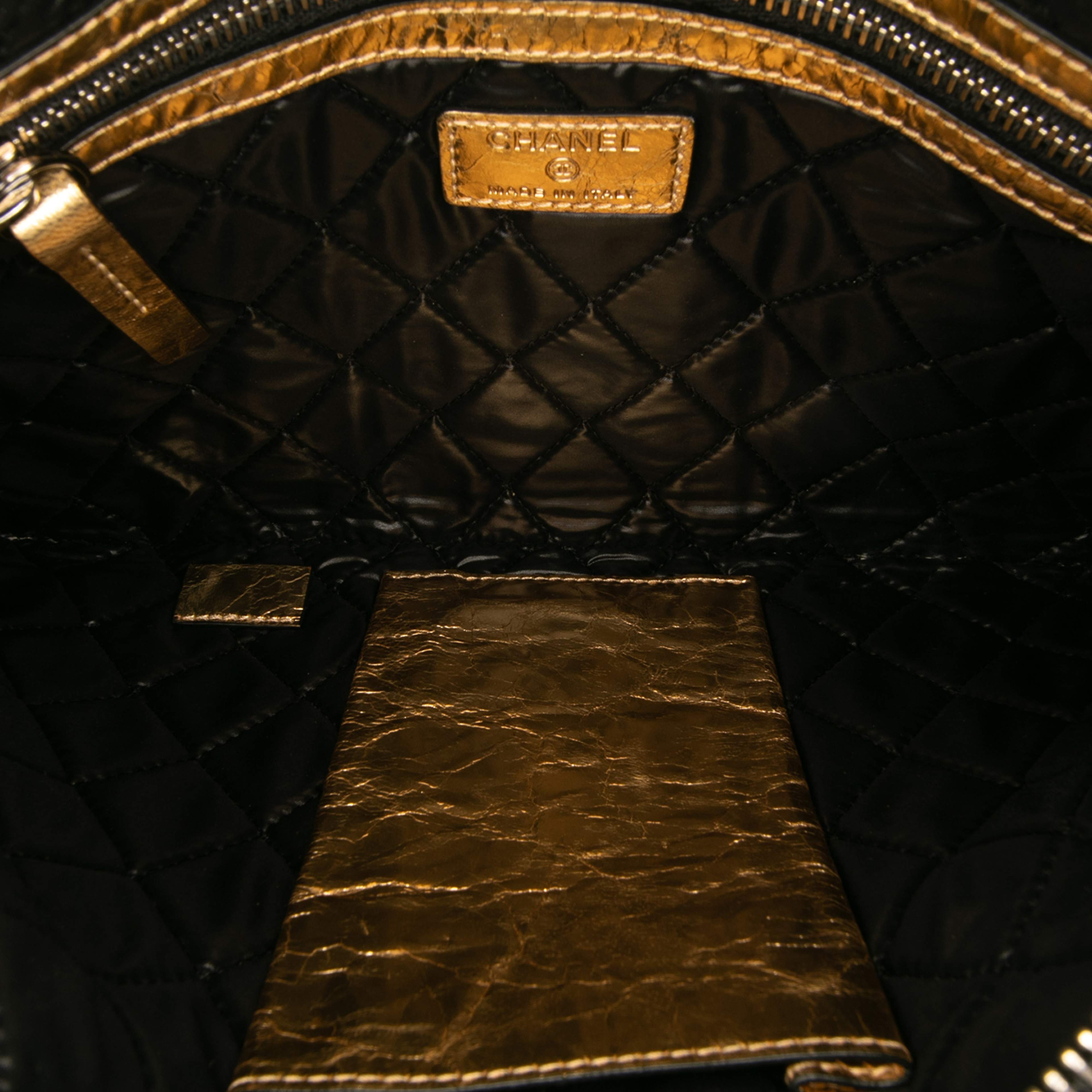 Chanel Metallic Lambskin Je Ne Suis Pas En Solde Clutch, från Luxclusif, i färgen gold. Klicka för att öppna bilden i stort format