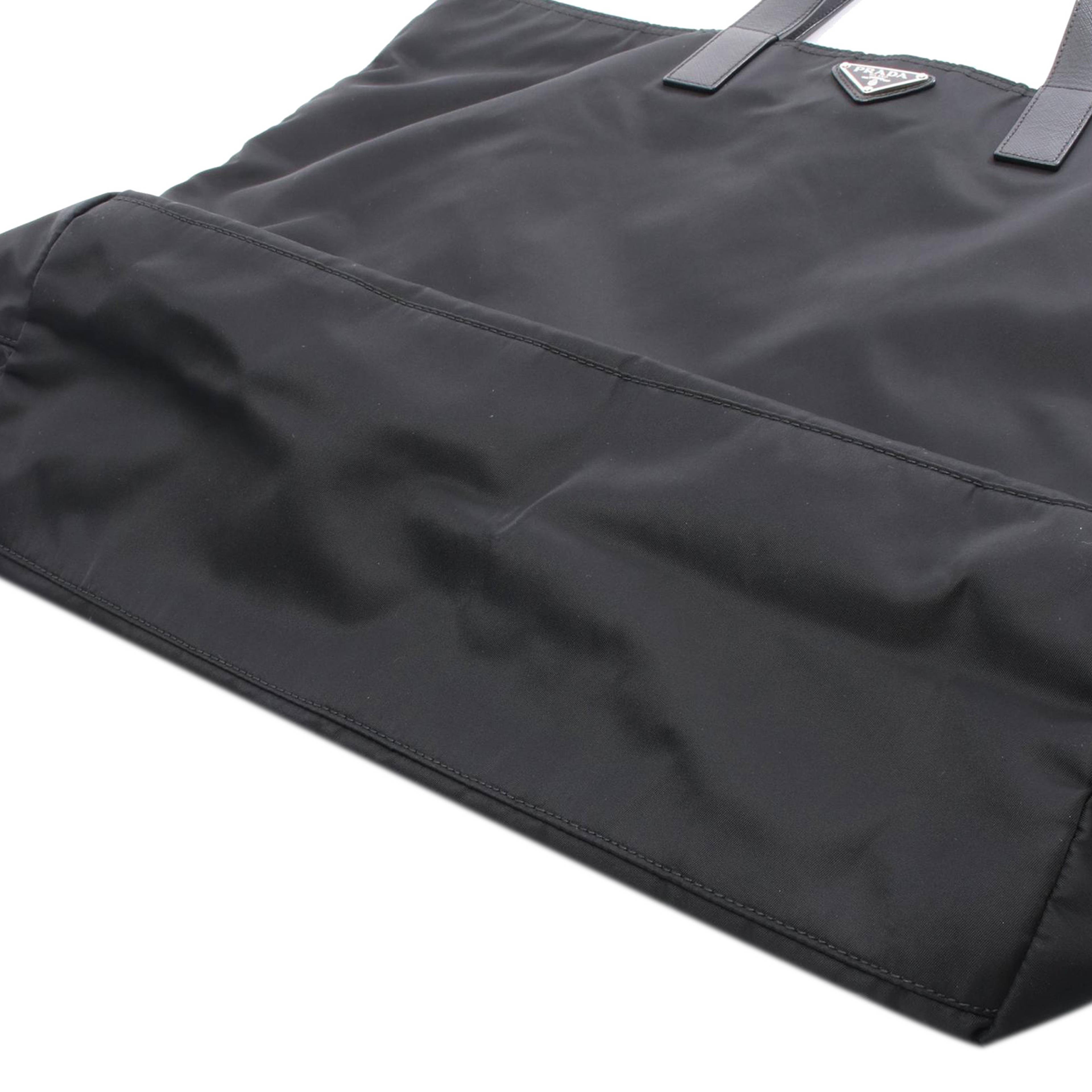 Prada Saffiano Trimmed Tessuto Tote, från Luxclusif, i färgen black. Klicka för att öppna bilden i stort format