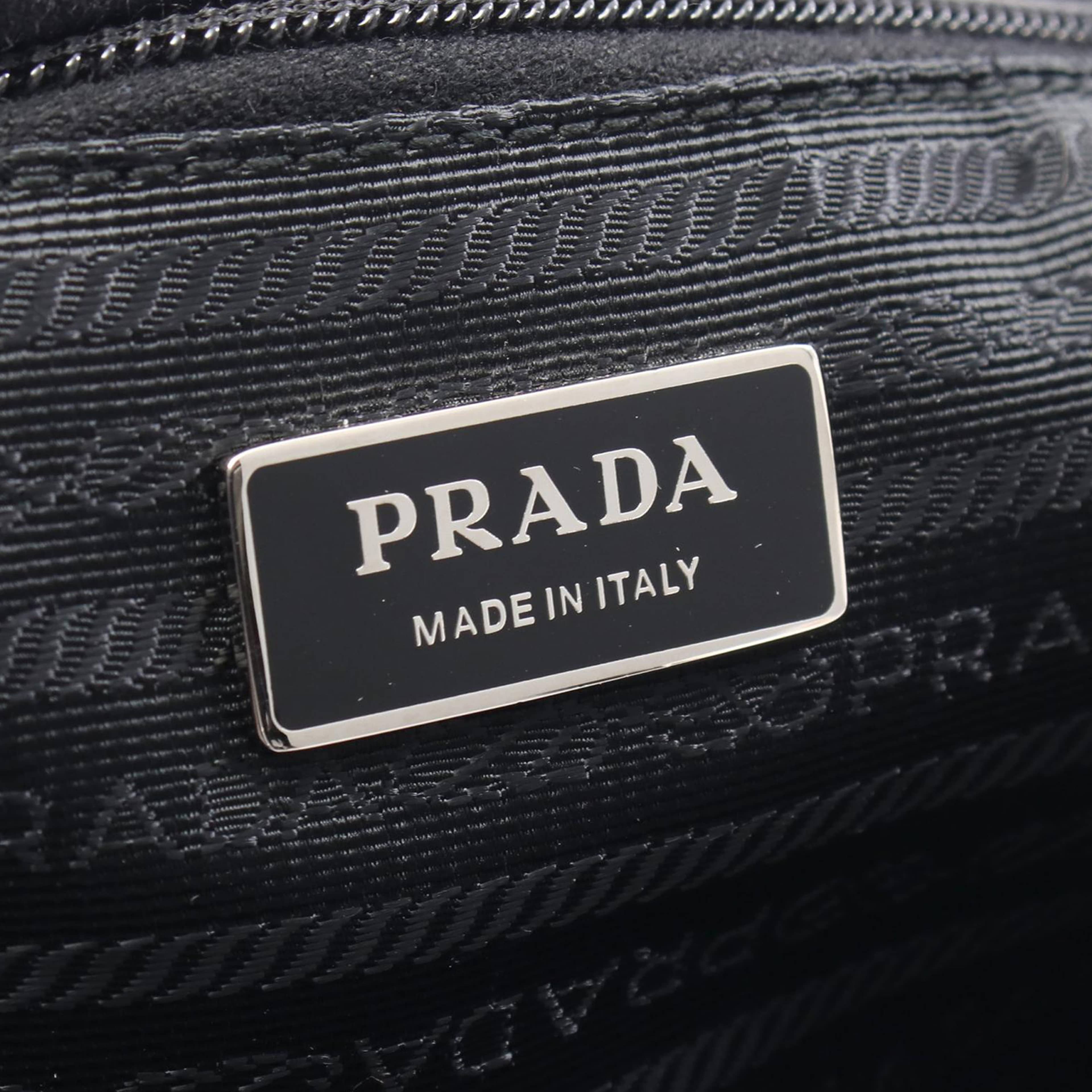 Prada Saffiano Trimmed Tessuto Tote, från Luxclusif, i färgen black. Klicka för att öppna bilden i stort format