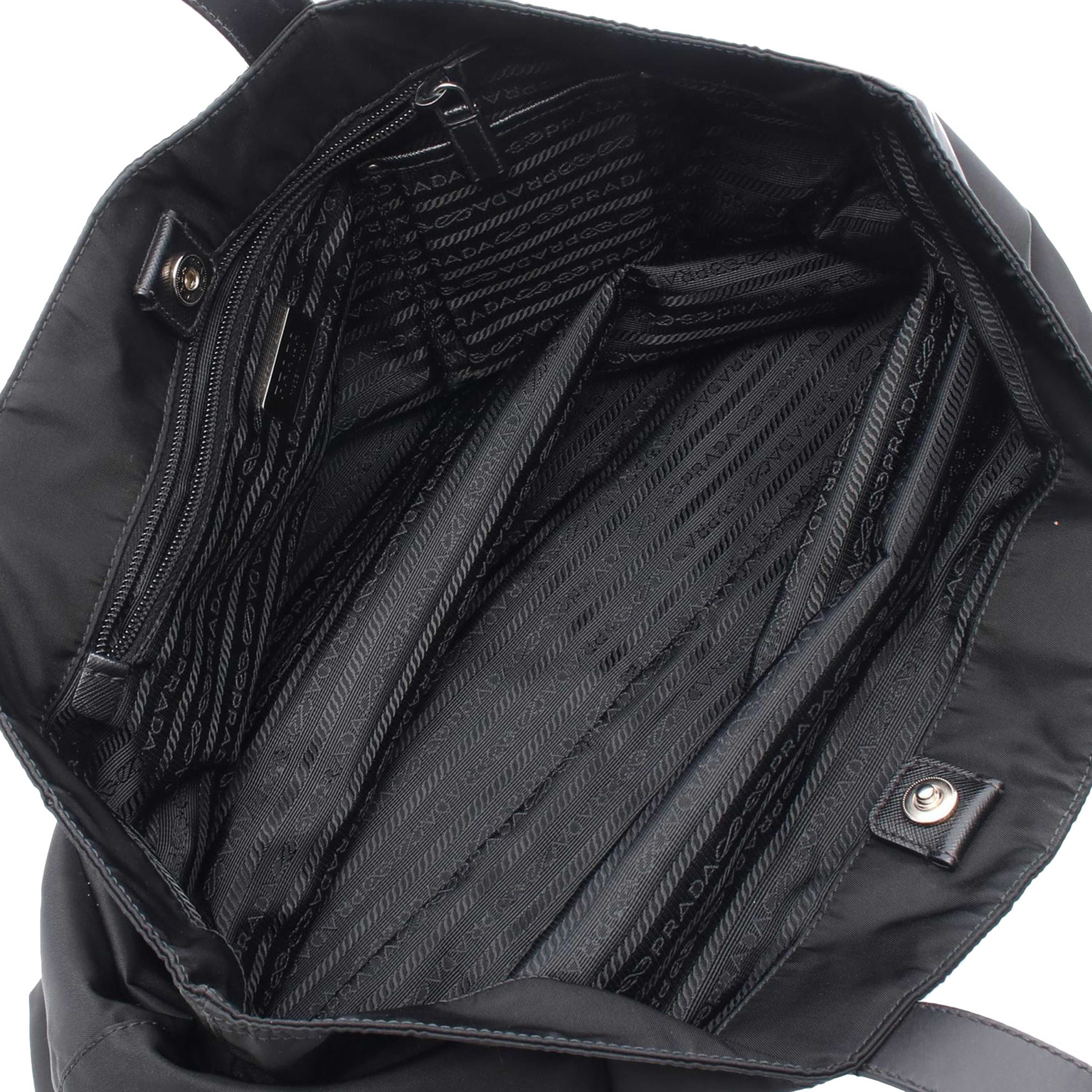 Prada Saffiano Trimmed Tessuto Tote, från Luxclusif, i färgen black. Klicka för att öppna bilden i stort format