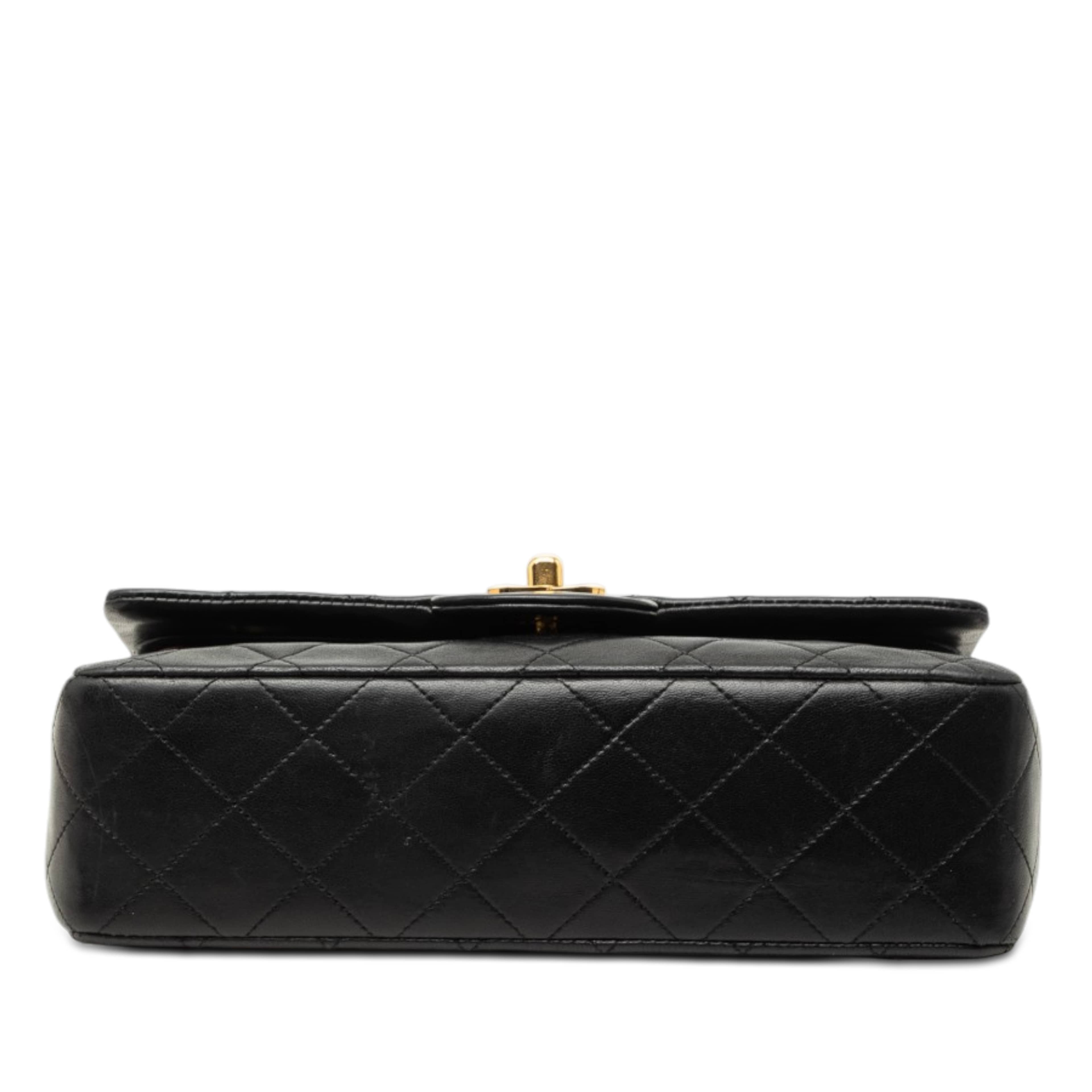 Chanel Small Classic Lambskin Double Flap, från Luxclusif, i färgen svart. Klicka för att öppna bilden i stort format